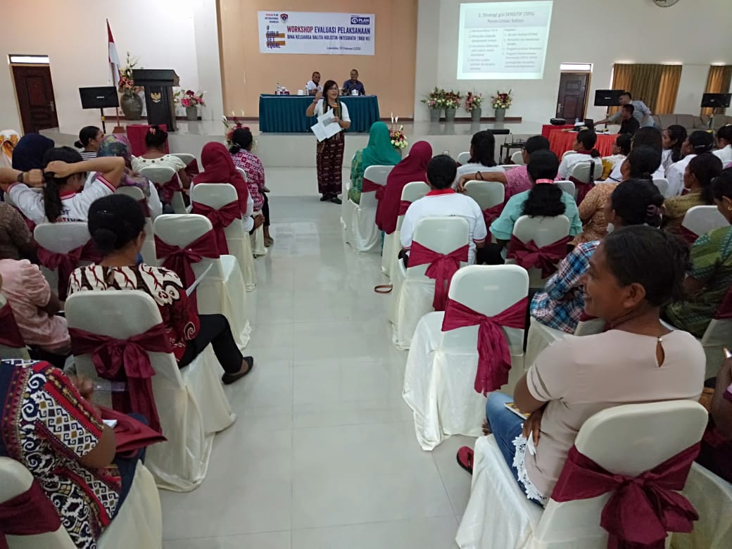  Workshop Evaluasi pelaksanaan Bina Keluarga Balita Holistik-integratif  di aula hotel Palm Indah, Lembata, NTT Sabtu (22/2/2020).