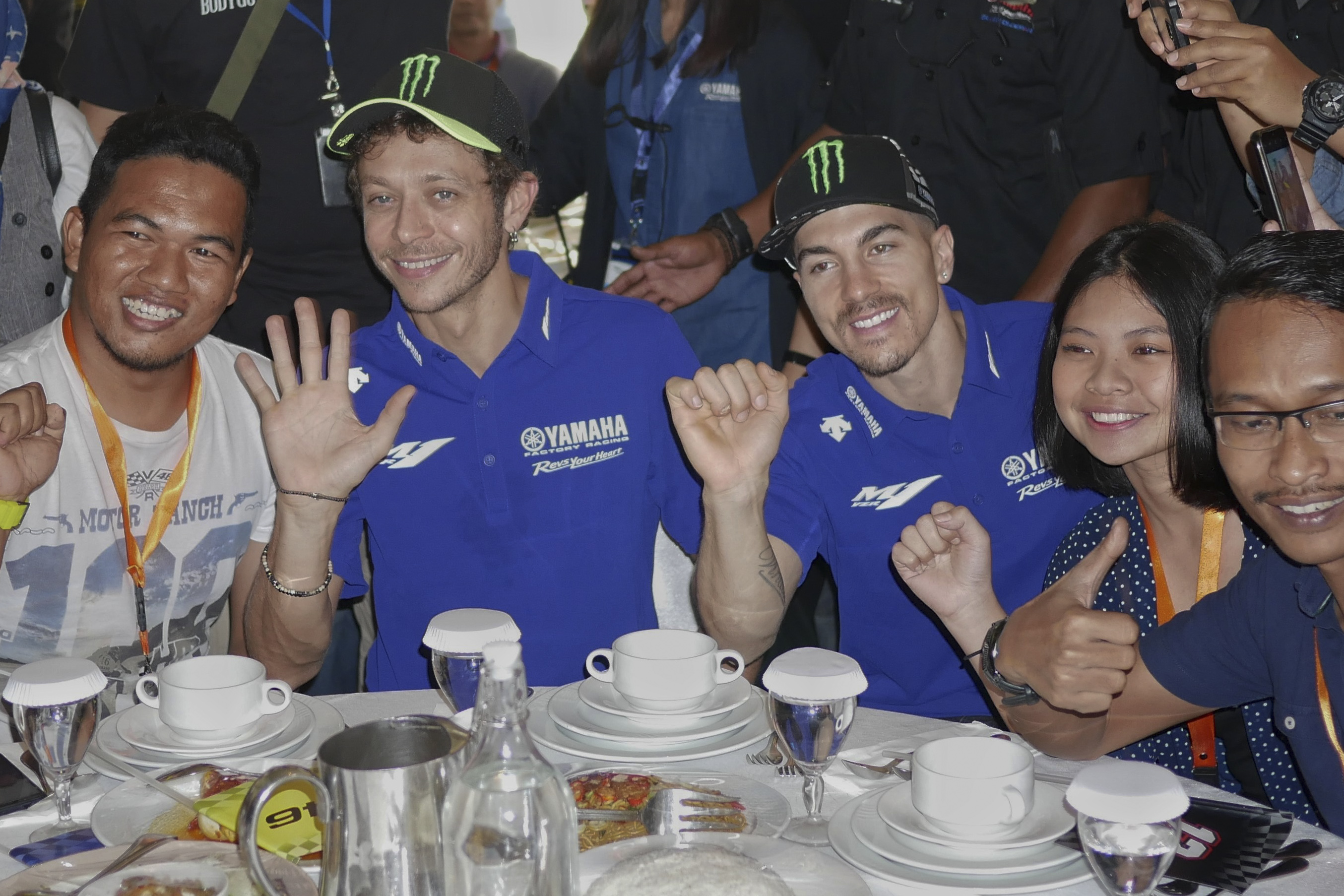Pebalap MotoGP Valentino Rossi (kedua kiri) dan Maverick Vinales (tengah) menghadiri acara Meet and Greet di Cengkareng, Banten
