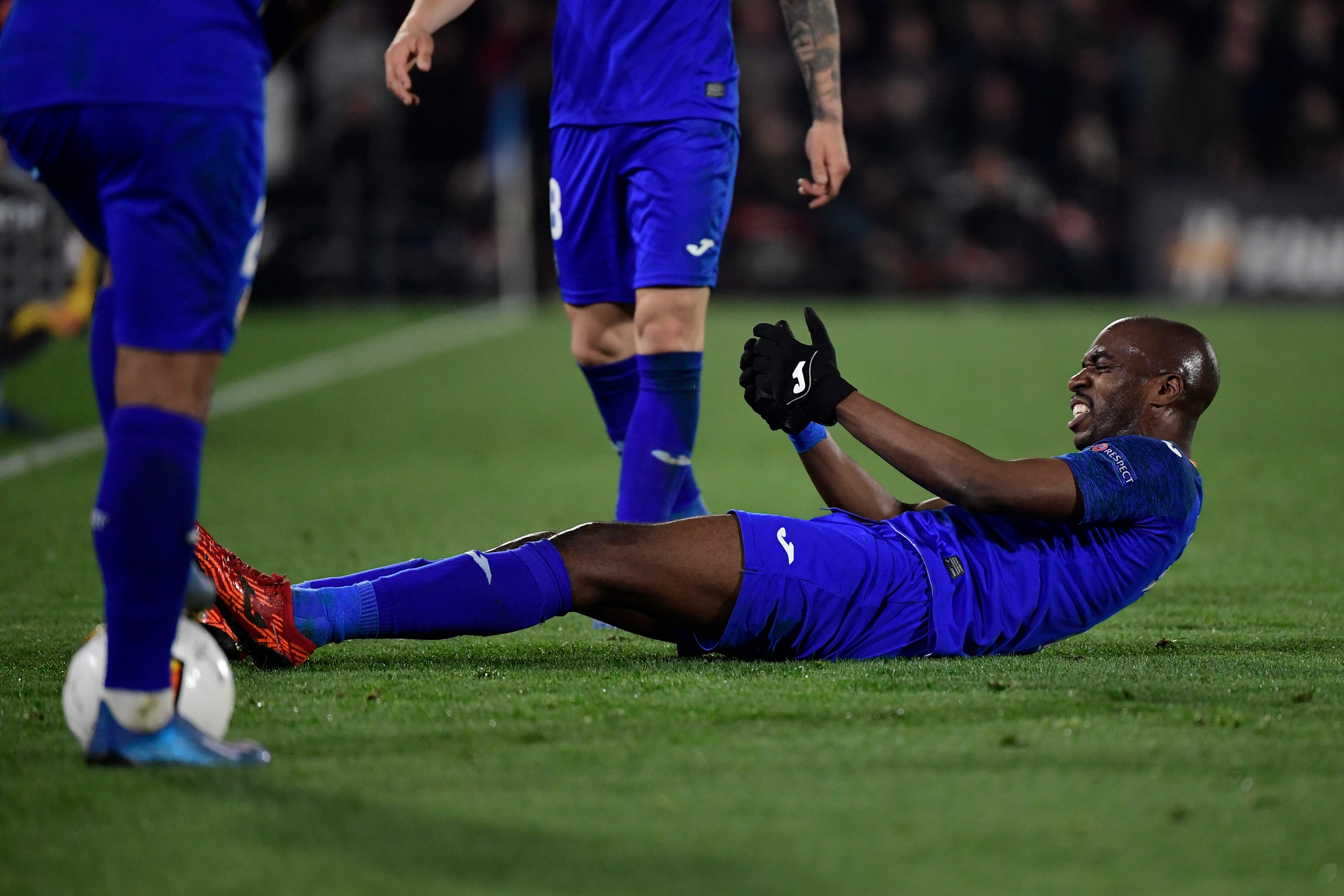 Pemain Getafe, Allan Nyom, menunjukkan rasa sakit, saat pertandingan Liga Eropa antara Getafe CF dan Ajax Amsterdam.