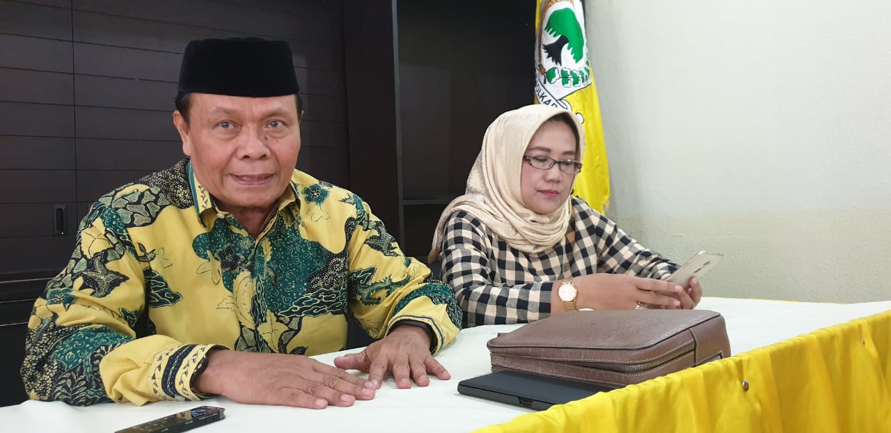 Ketua pelaksana Musda Golkar Jawa Barat,  Yod Mintaraga (kiri) saat memberi keterangan kepada wartawan, Jumat (28/2). 