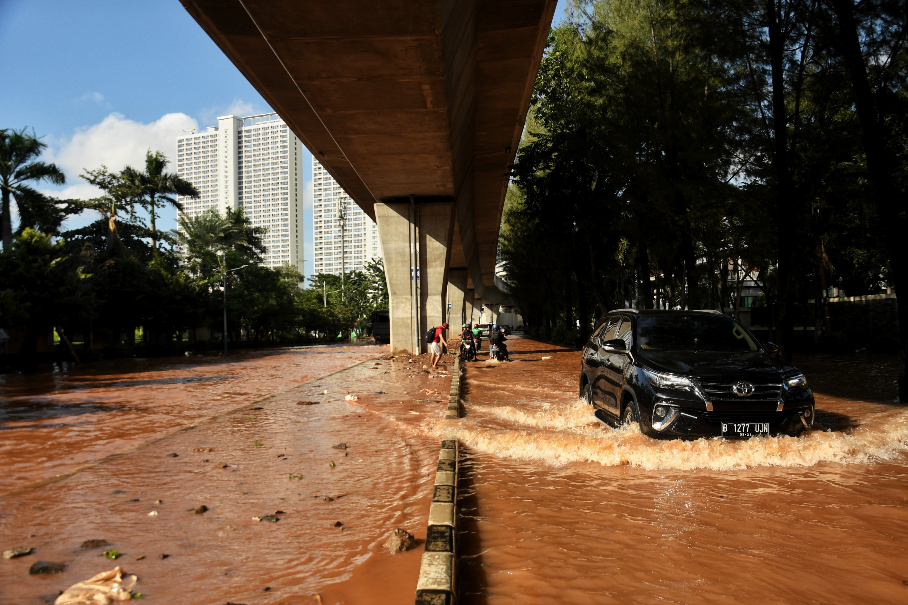 banjir menggnangi Jalan Kayu Putih Raya, Pulomas, Jakarta Timur, Minggu (23/2/2020)