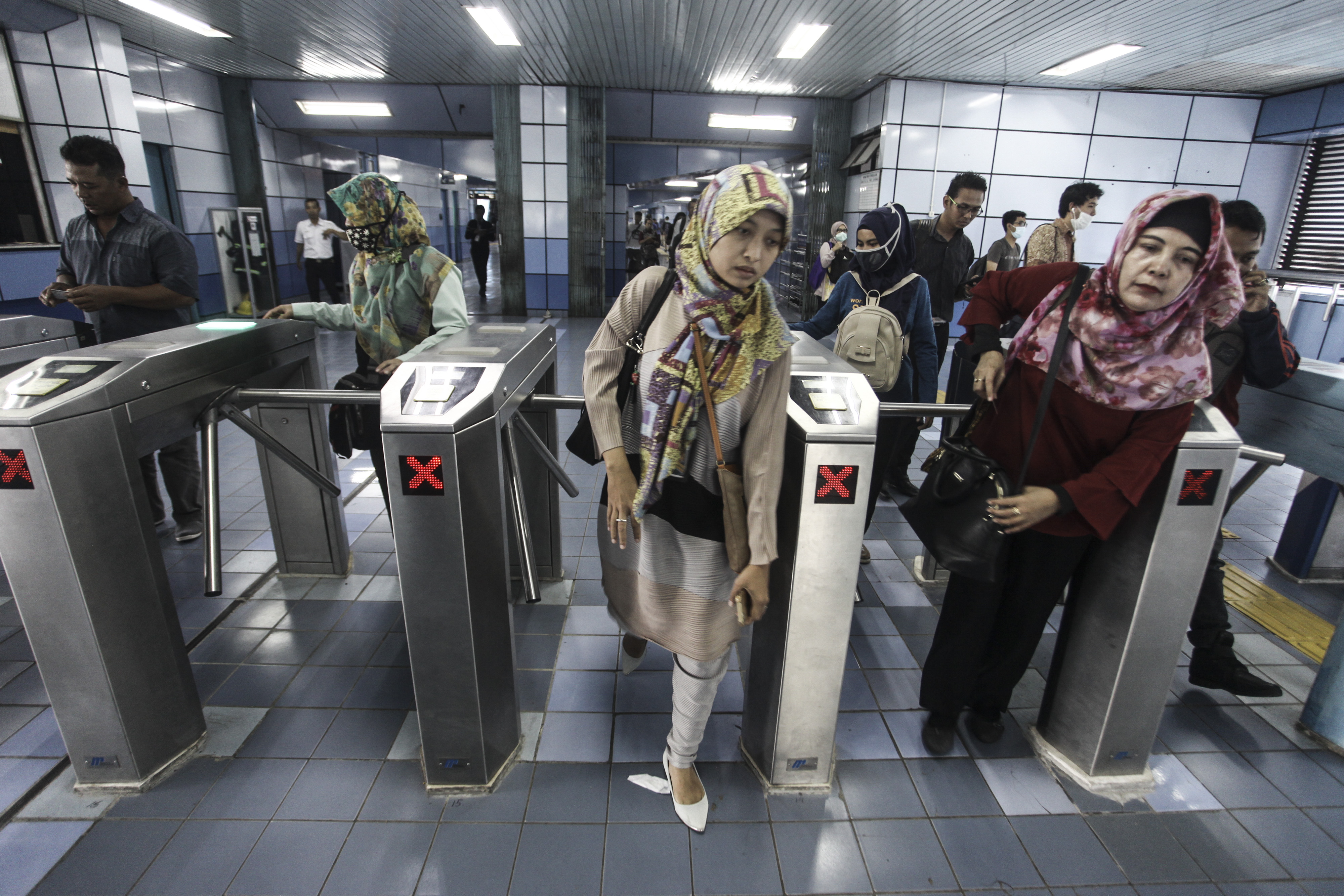 Pengguna jasa angkutan Kereta Rel Listrik (KRL) berjalan keluar dari Stasiun Juanda di Jakarta.