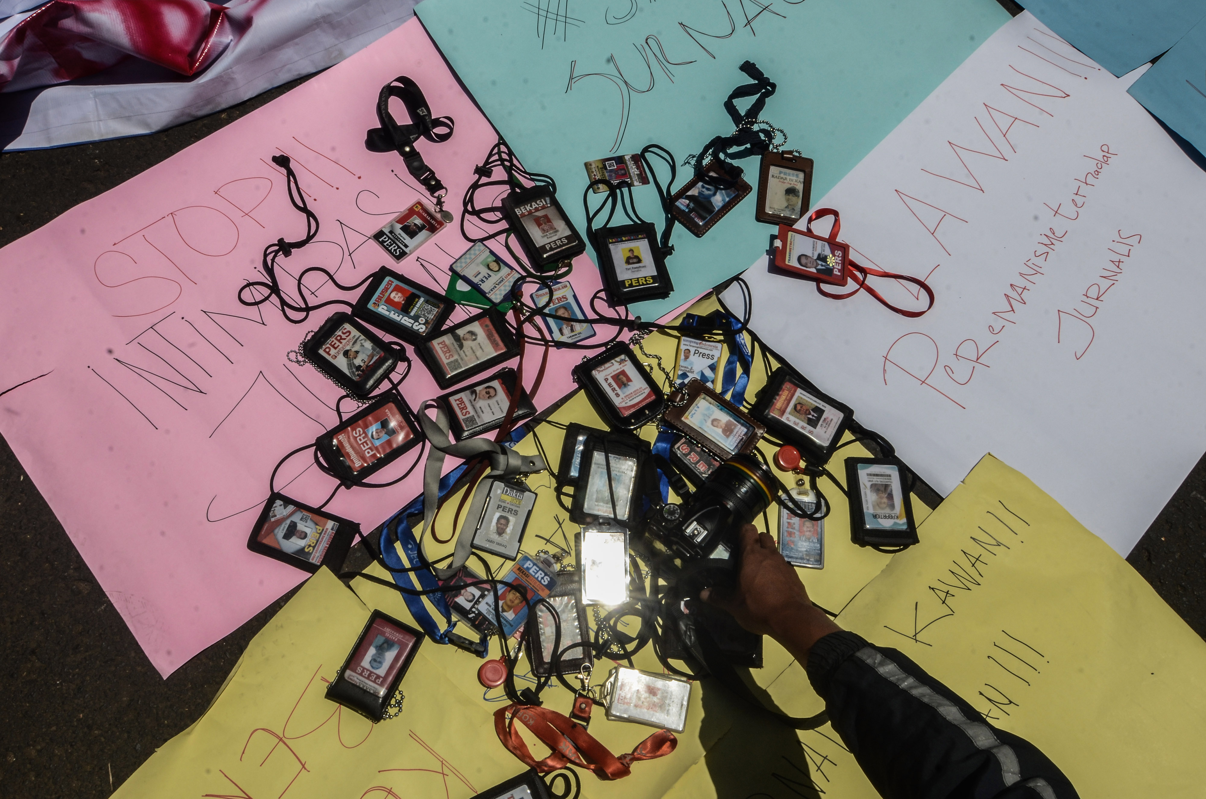 Wartawan yang tergabung dalan Jurnalis Bekasi Bersatu (JBB) melakukan aksi di depan gedung Pemerintahan Kota, Bekasi