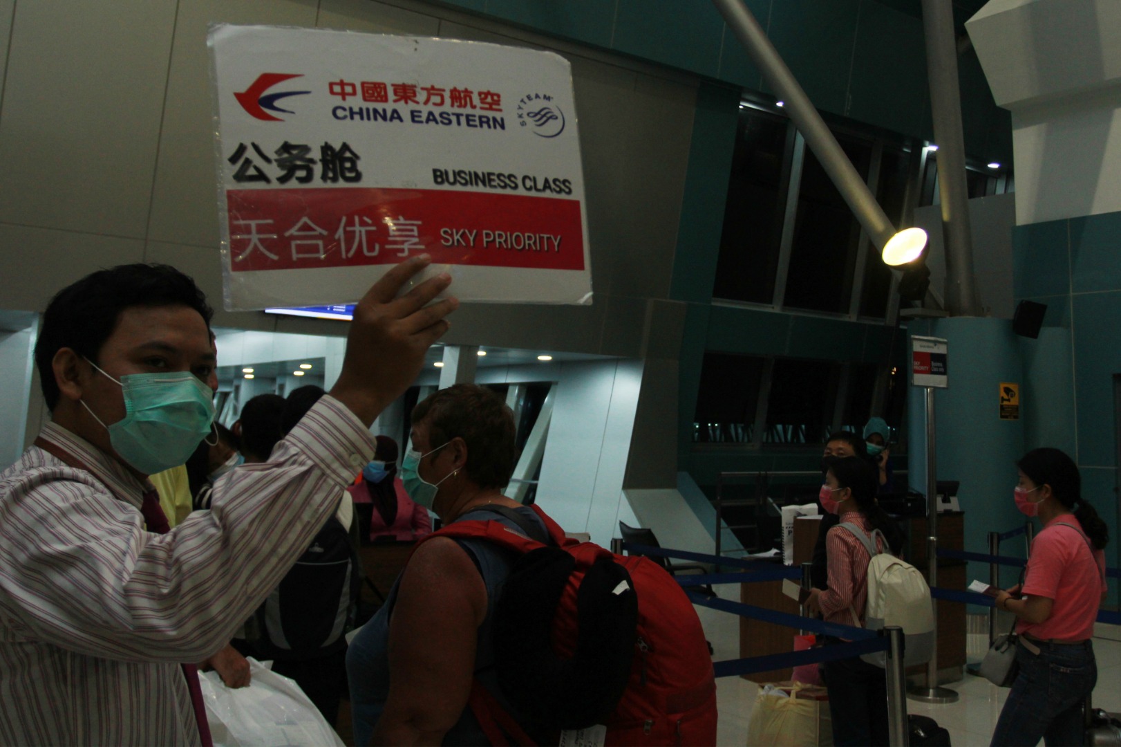  Petugas bandara memanggil penumpang pesawat maskapai China Eastern menuju Shanghai, untuk melakukan boarding di Bandara Soekarno Hatta.