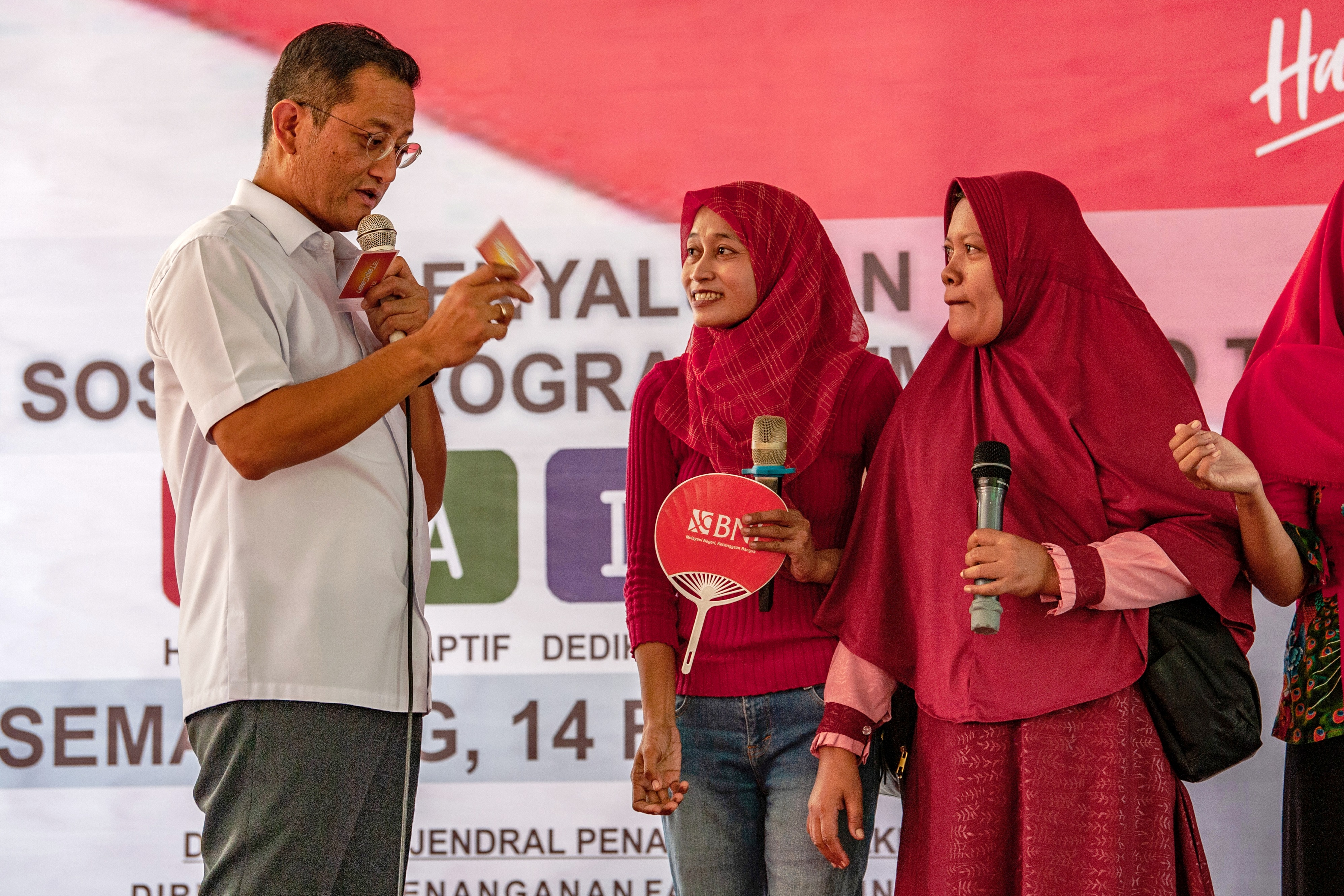 Menteri Sosial Juliari Batubara (kiri) berinteraksi dengan sejumlah warga penerima manfaat saat penyaluran BNPT.