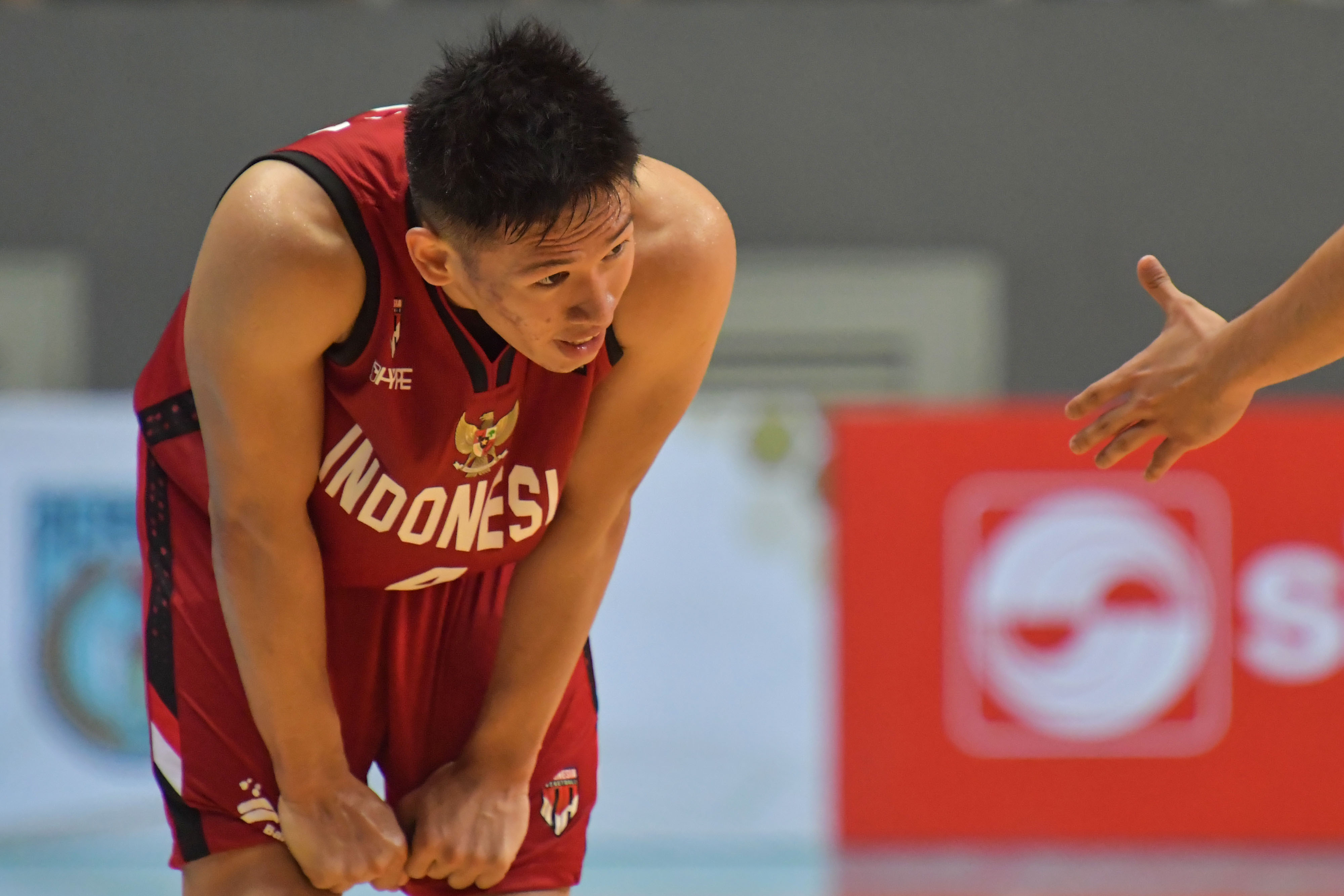 Pebasket Tim Nasional Indonesia Abraham Damar Grahita tertunduk usai melawan Tim Nasional Filipina. 