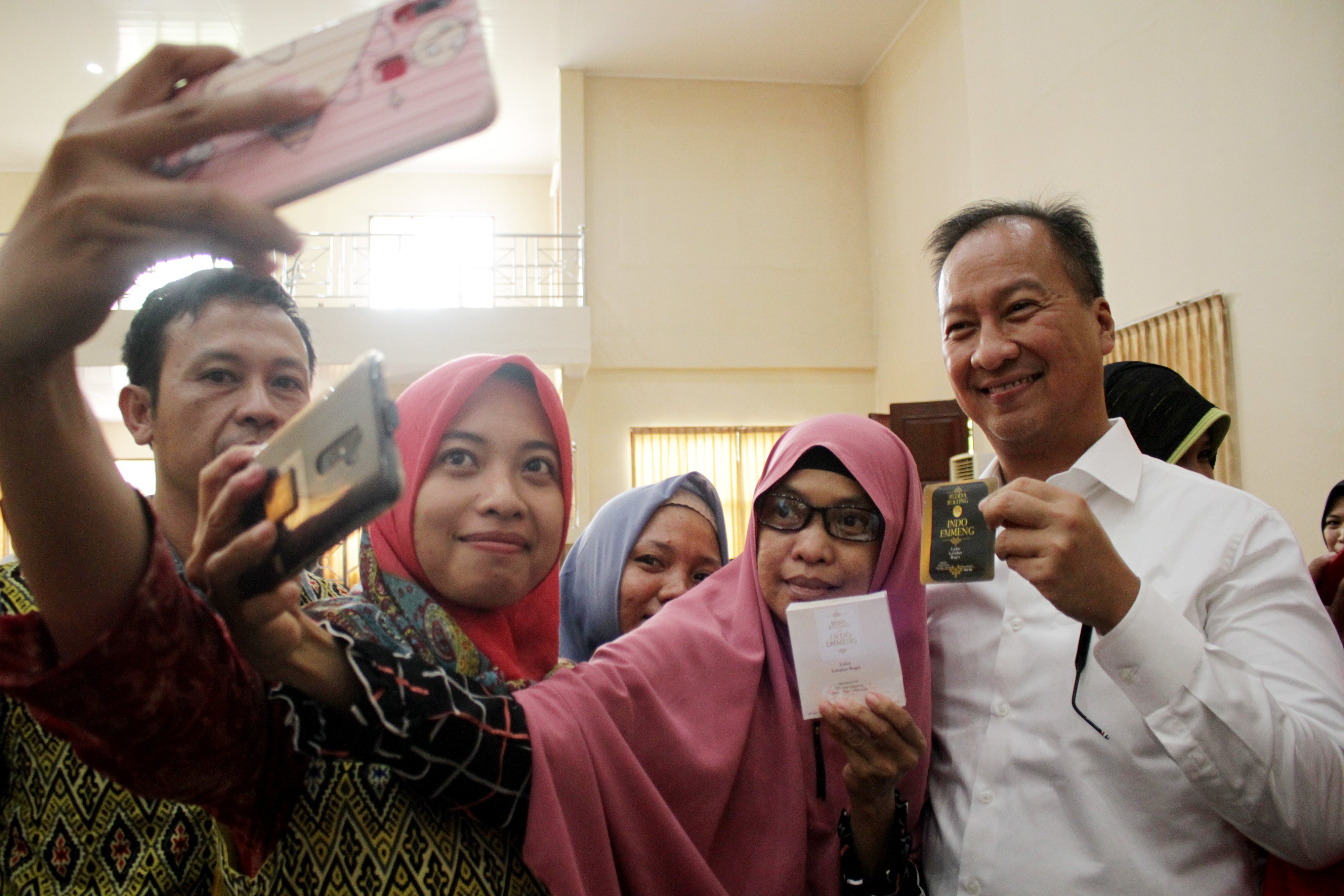 Menteri Perindustrian Agus Gumiwang Kartasasmita berswafoto dengan peserta usai membuka program pelatihan dan sertifikasi di Makassar.