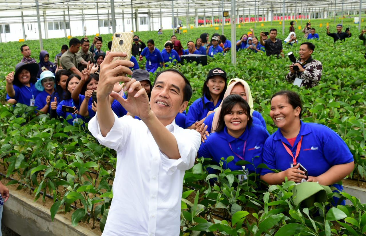 Presiden Joko Widodo berswafoto dengan pekerja pabrik rayon di Kabupaten Pelalawan, Riau, hari ini.