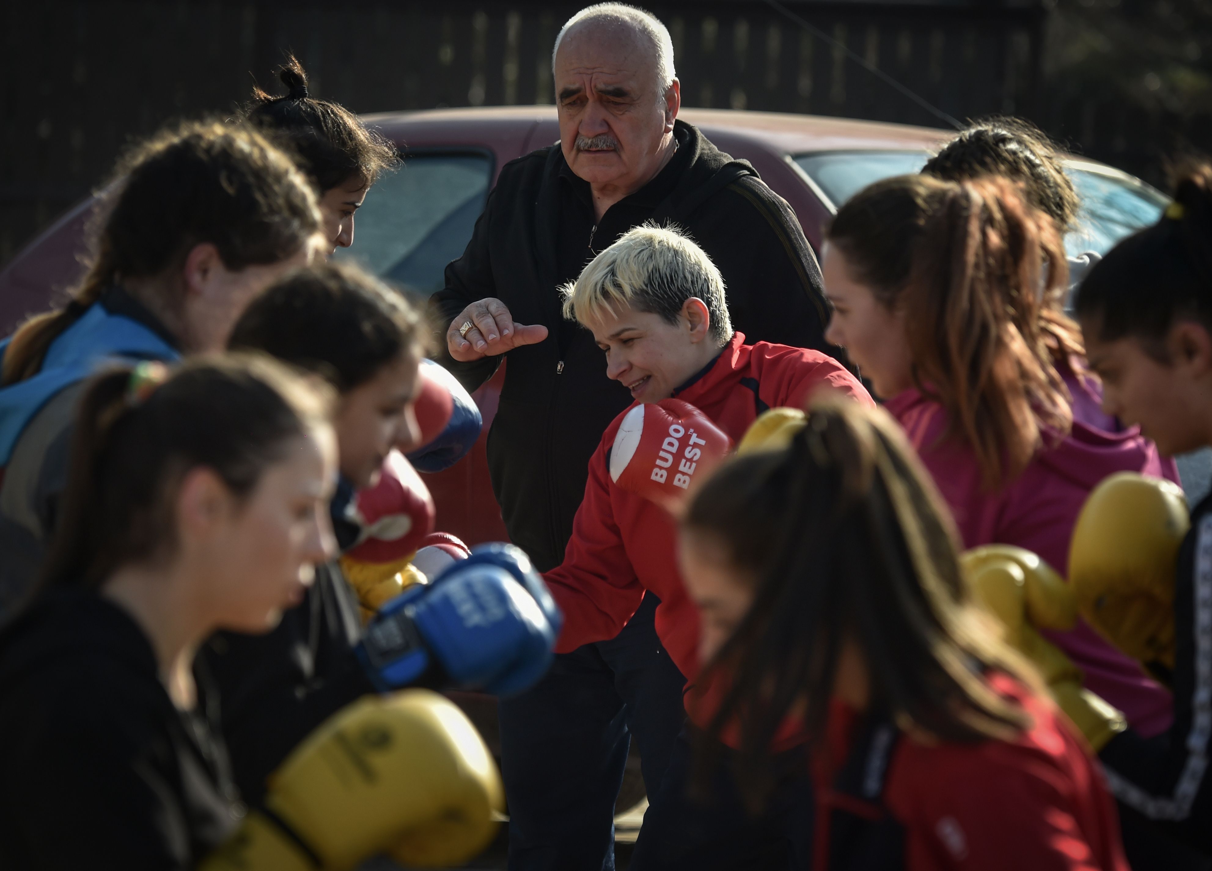 Constantin Voicilas (belakang) dan Steluta Duta (tengah) sedang berlatih di Sarata Monteoru