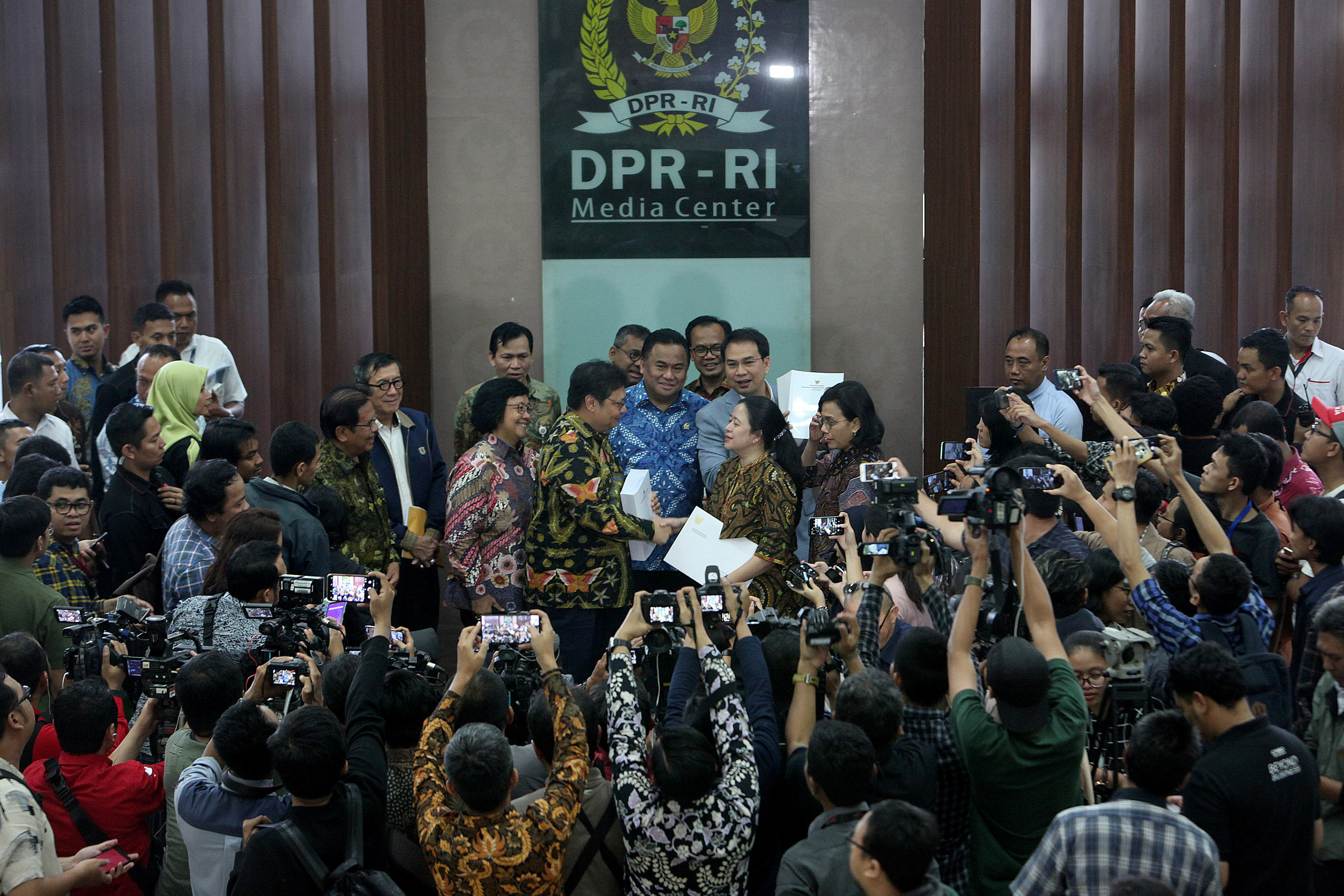  Pemerintah menyerahkan surat presiden (supres) terkait RUU Omnibus Law Cipta Kerja ke pimpinan Dewan Perwakilan Rakyat (DPR), Rabu (12/2).