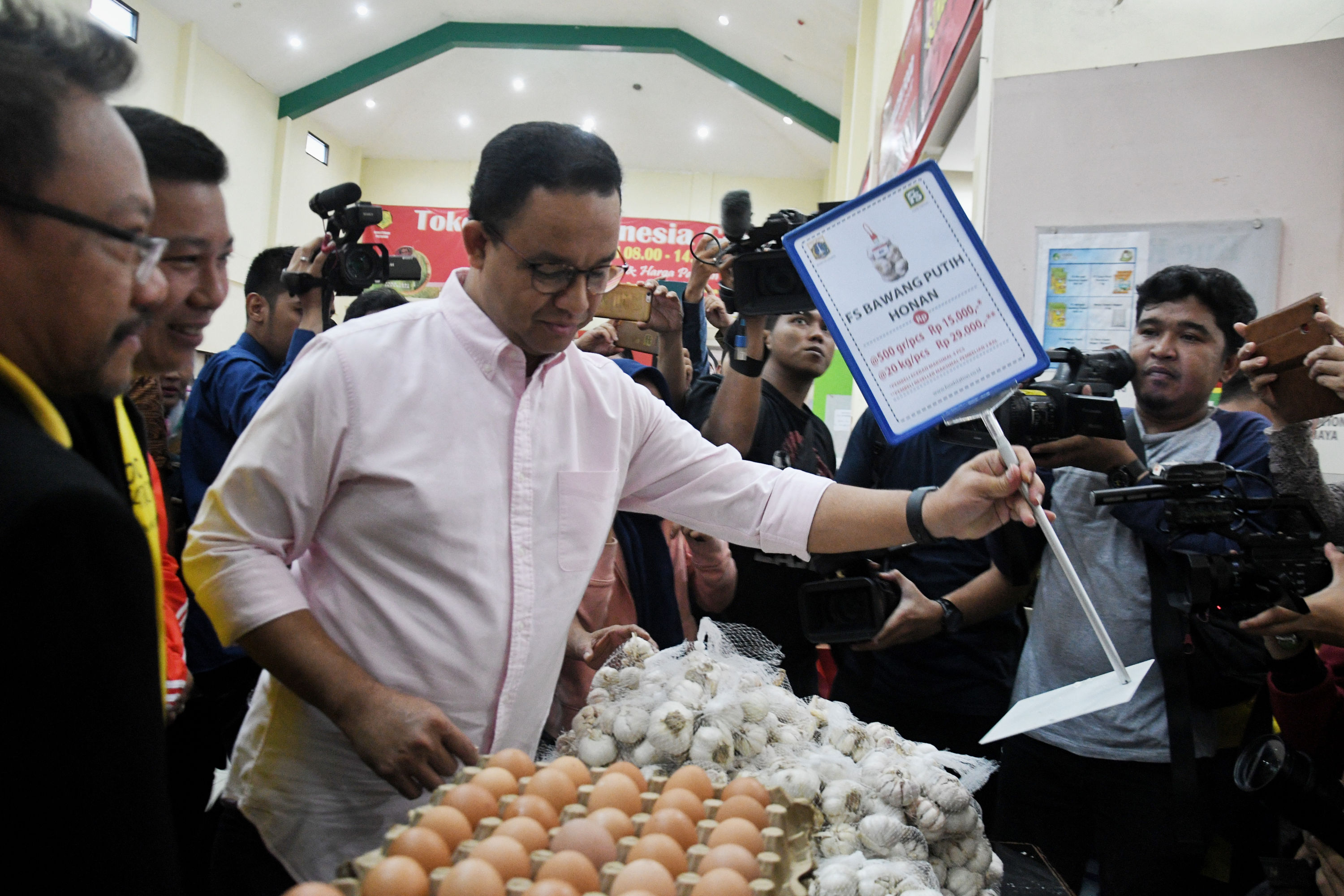  Gubernur DKI Jakarta Anies Baswedan mengecek pasokan bahan pokok di Toko Tani Indonesia Center, Jakarta.