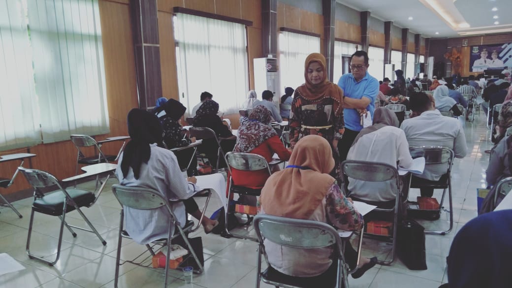 Ratusan peserta sedang mengikuti seleksi untuk menjadi tenaga kesehatan di Banten.