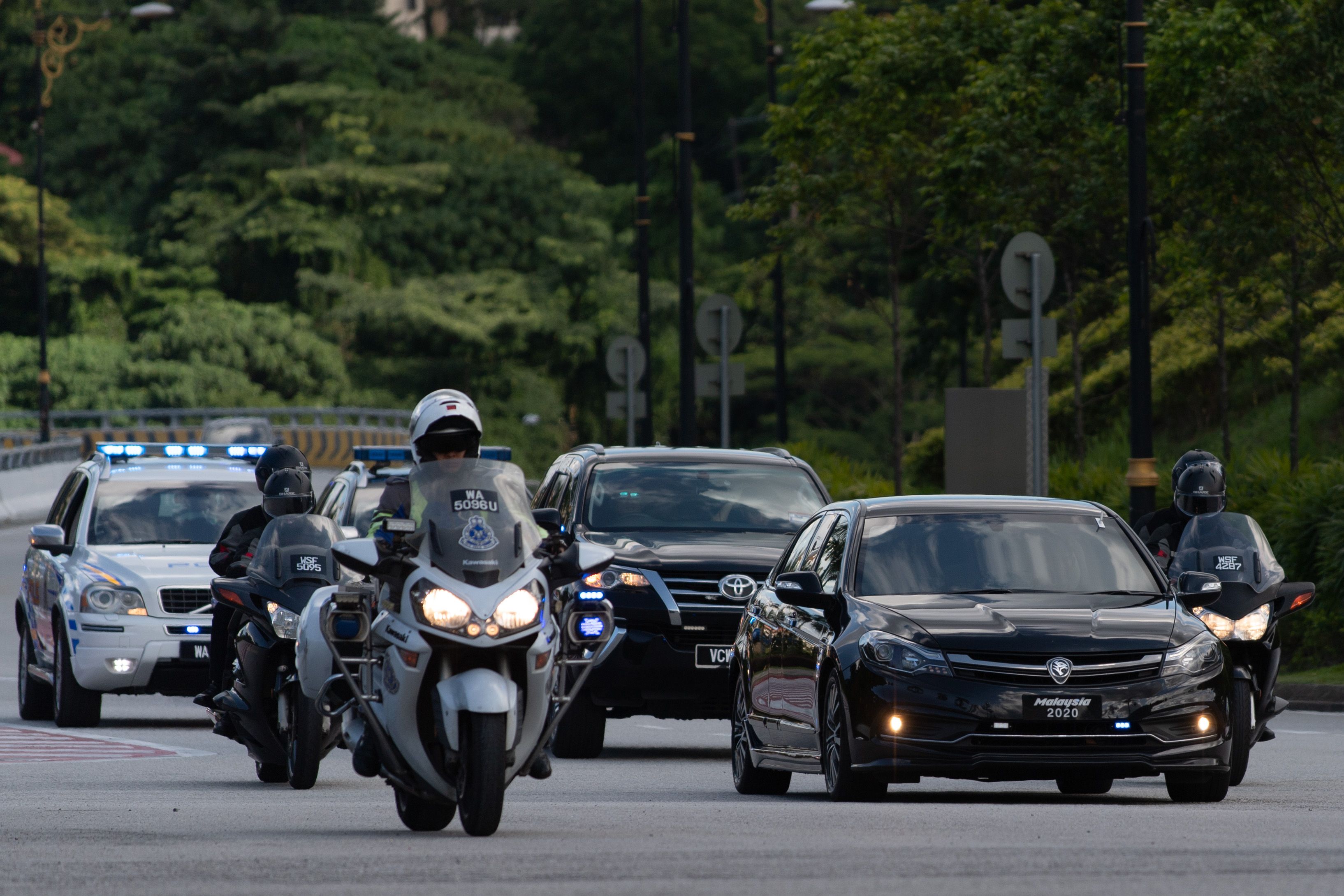 Rombongan Mahathir Mohamad meninggalkan Istana Negara seusai menyampaikan pengunduran diri dari jabatan PM Malaysia.