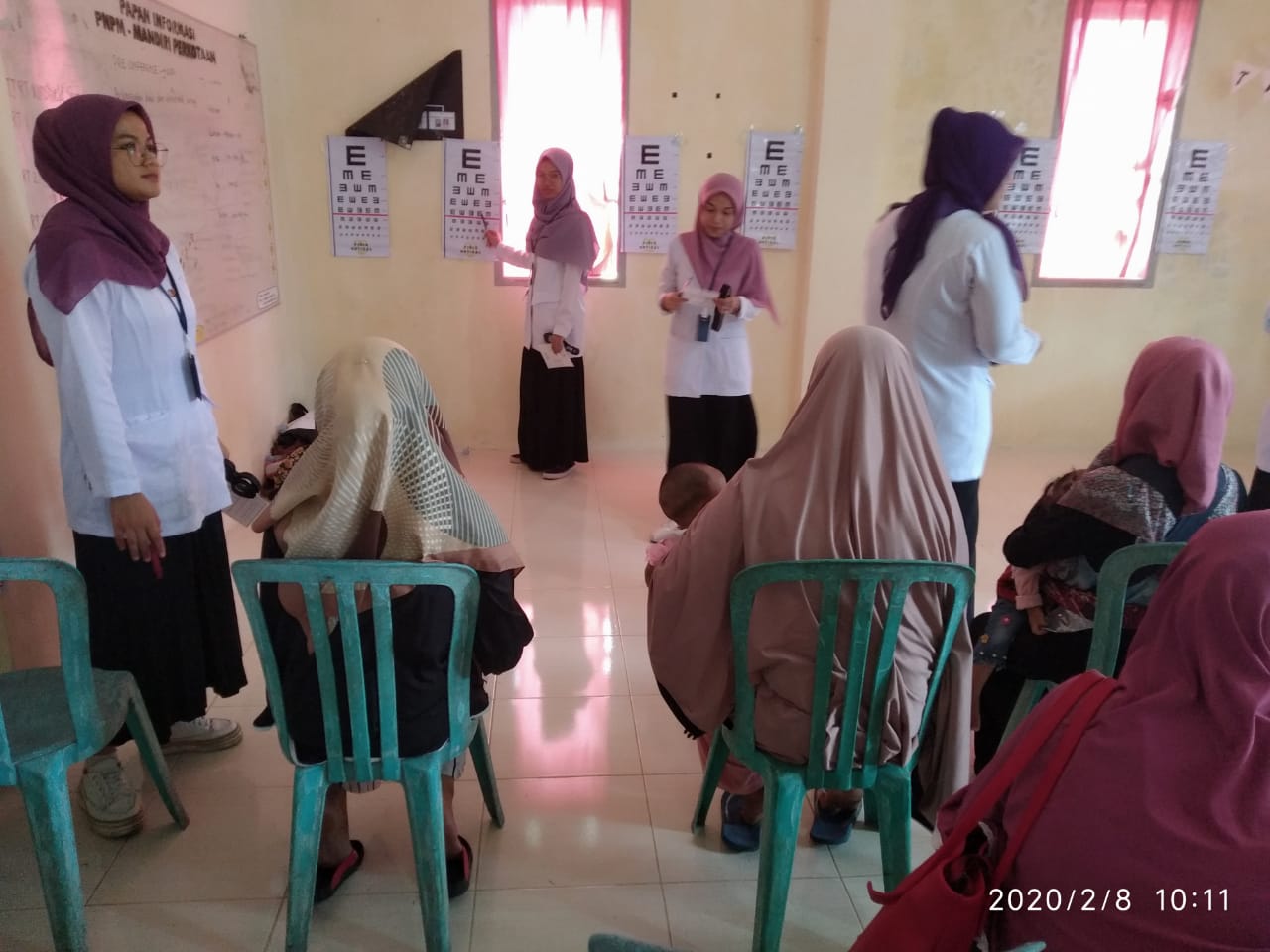 Pemeriksaan dan pemberikan kacamata gratis.