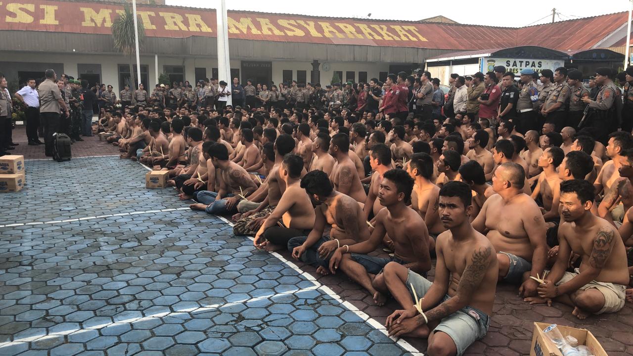 Ratusan napi Lapas Kabanjahe, Kabupaten Karo dievakuasi sesaat setelah kerusuhan yang terjadi di Lapas tersebut.