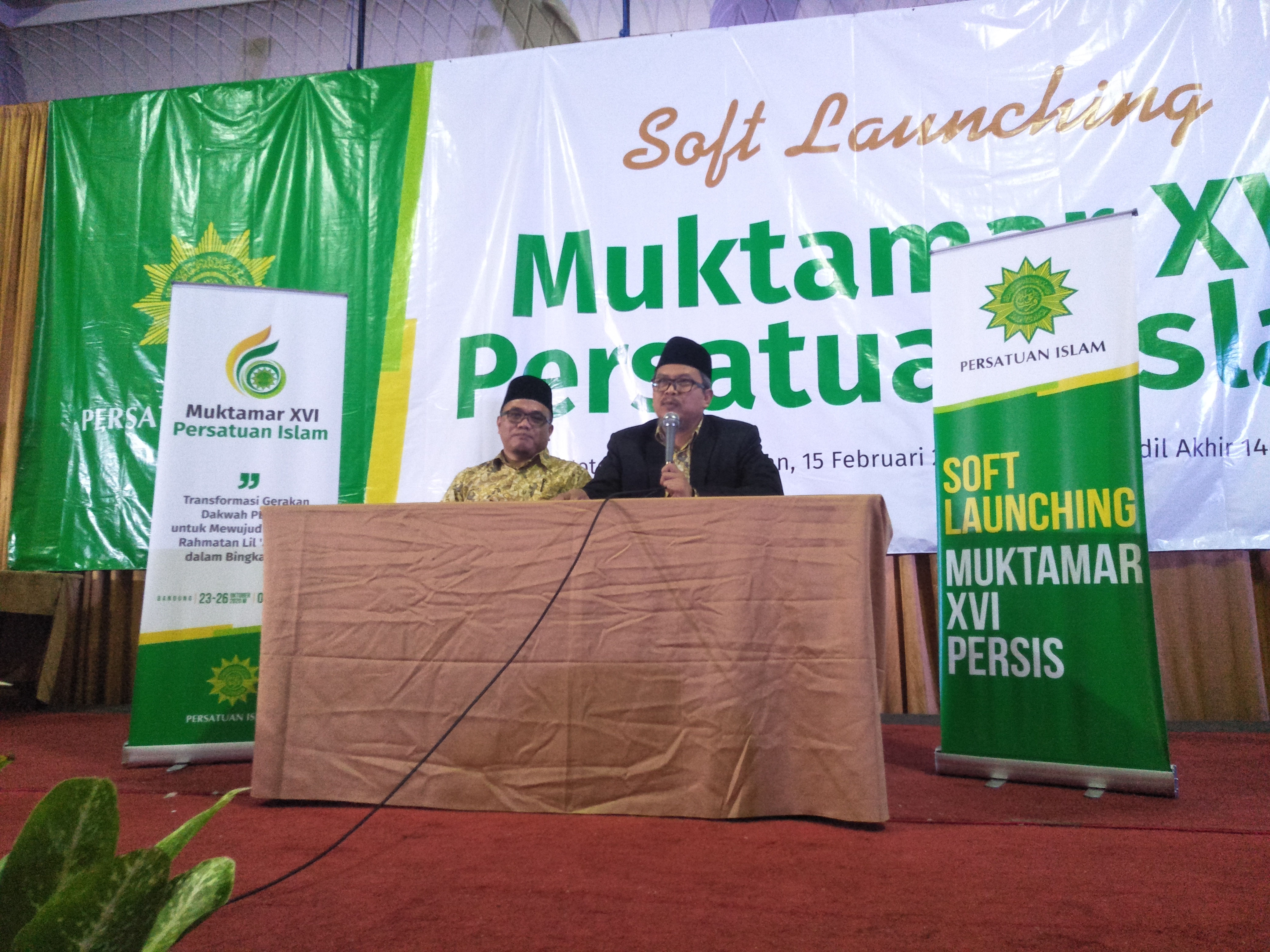 Wakil Ketua Persis Jeje Zainudin (kanan) dan sekretaris Harris Muslim (kiri) saat memberi penjelasan dalam pra-muktamar 2020. 