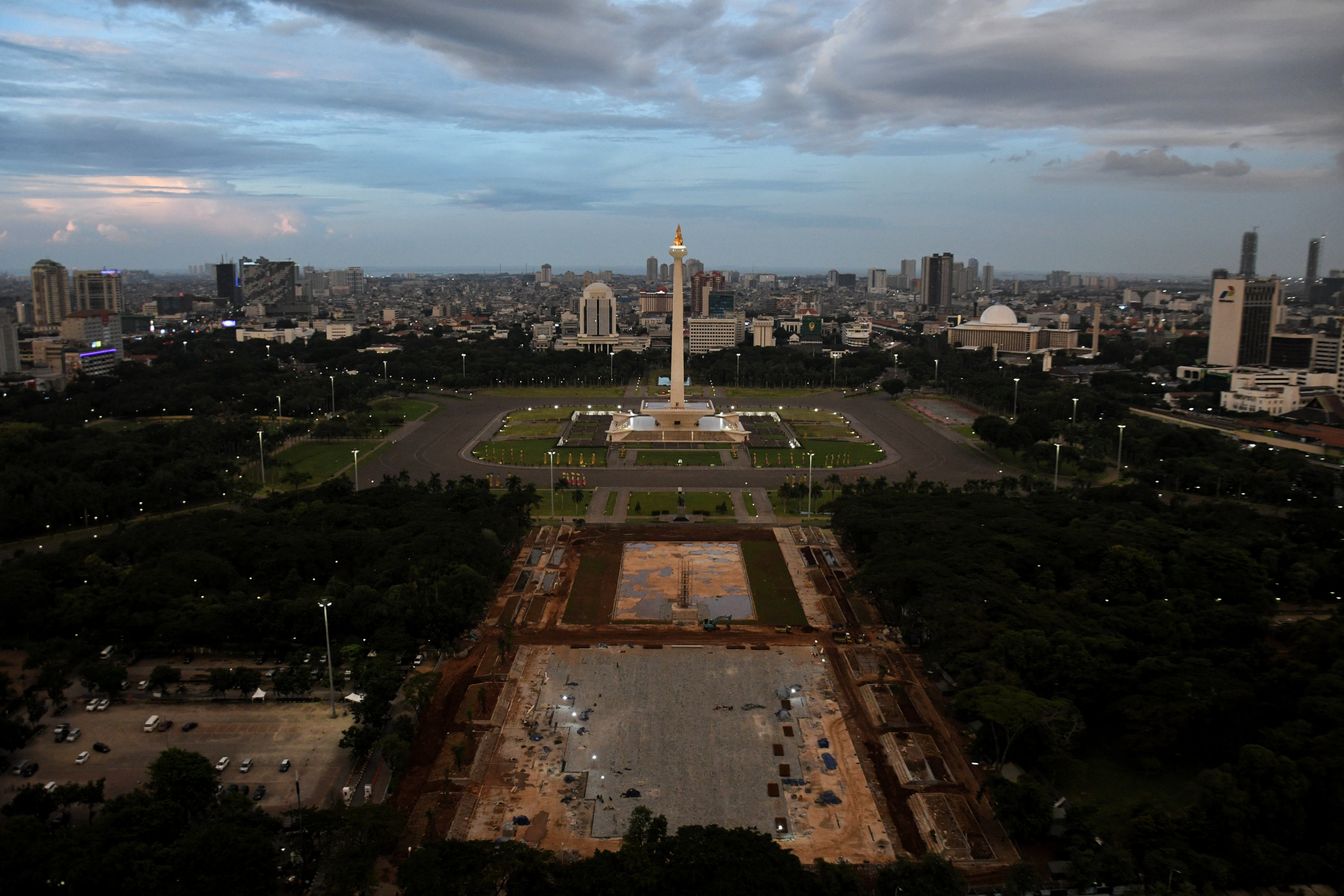 Monumen Nasional yang sedang direvitalisasi dan akan dijadikan sirkut Formula E