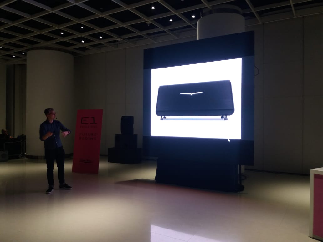 Penjelasan mesin kopi Eagle One saat jumpa pers di Jakarta, Sabtu (15/2).