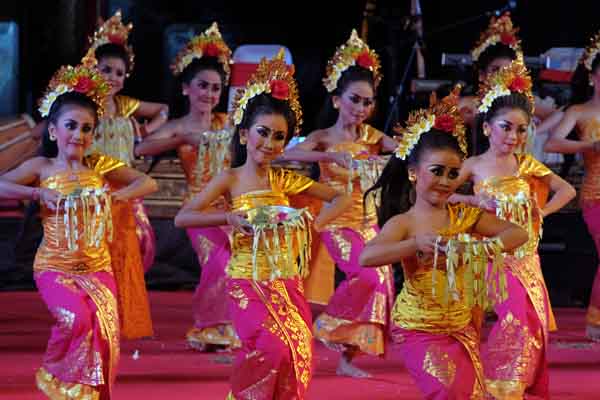 Tari Pendet di Bali