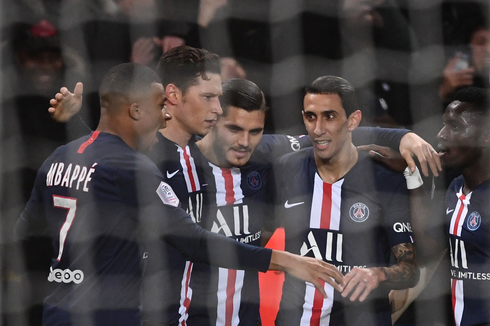 Para pemain Paris Saint-Germain melakukan selebrasi usai mencetak gol ke gawang Lyon di laga lanjutan Ligue 1