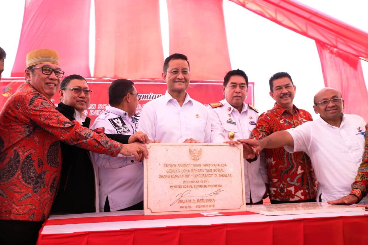 Mensos Juliari P Batubara (tengah) setelah tanda tangani prasasti.