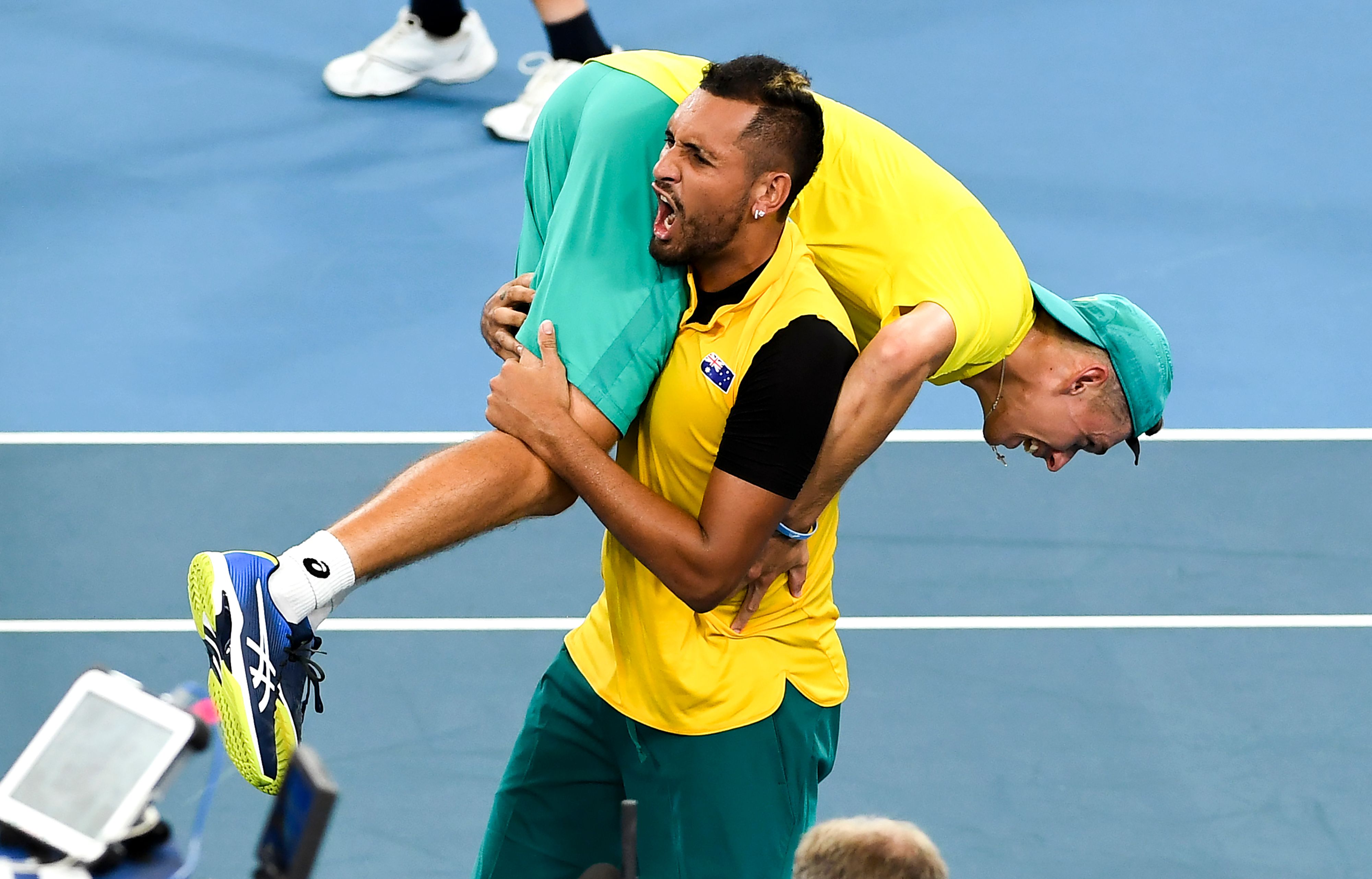 Nick Kyrgios menggendong Alex De Minaur setelah meraih kemenangan di laga Piala Davis, 9 Januari lalu.