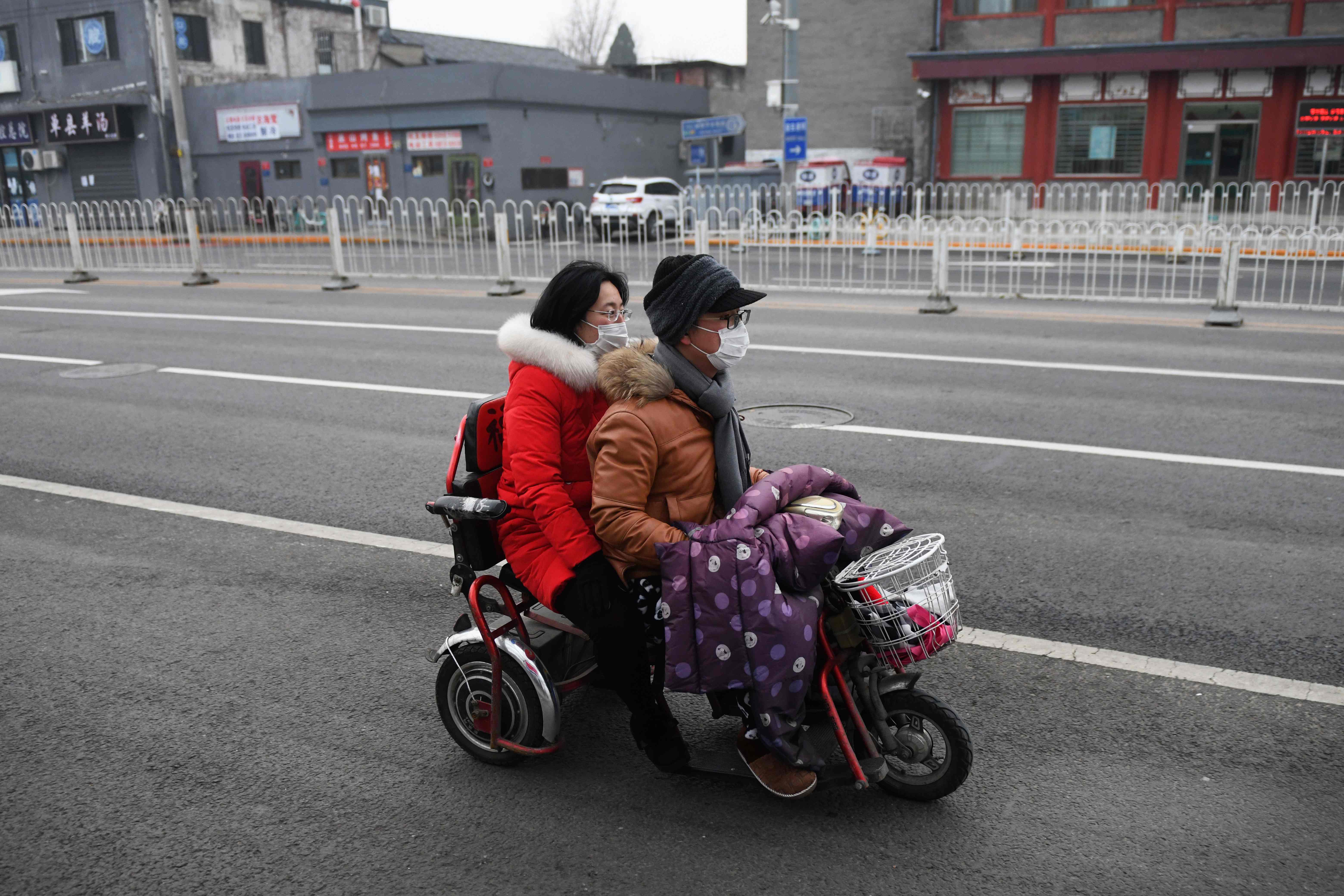 Warga Beijing menggunakan masker guna menghindari penyebaran Korona