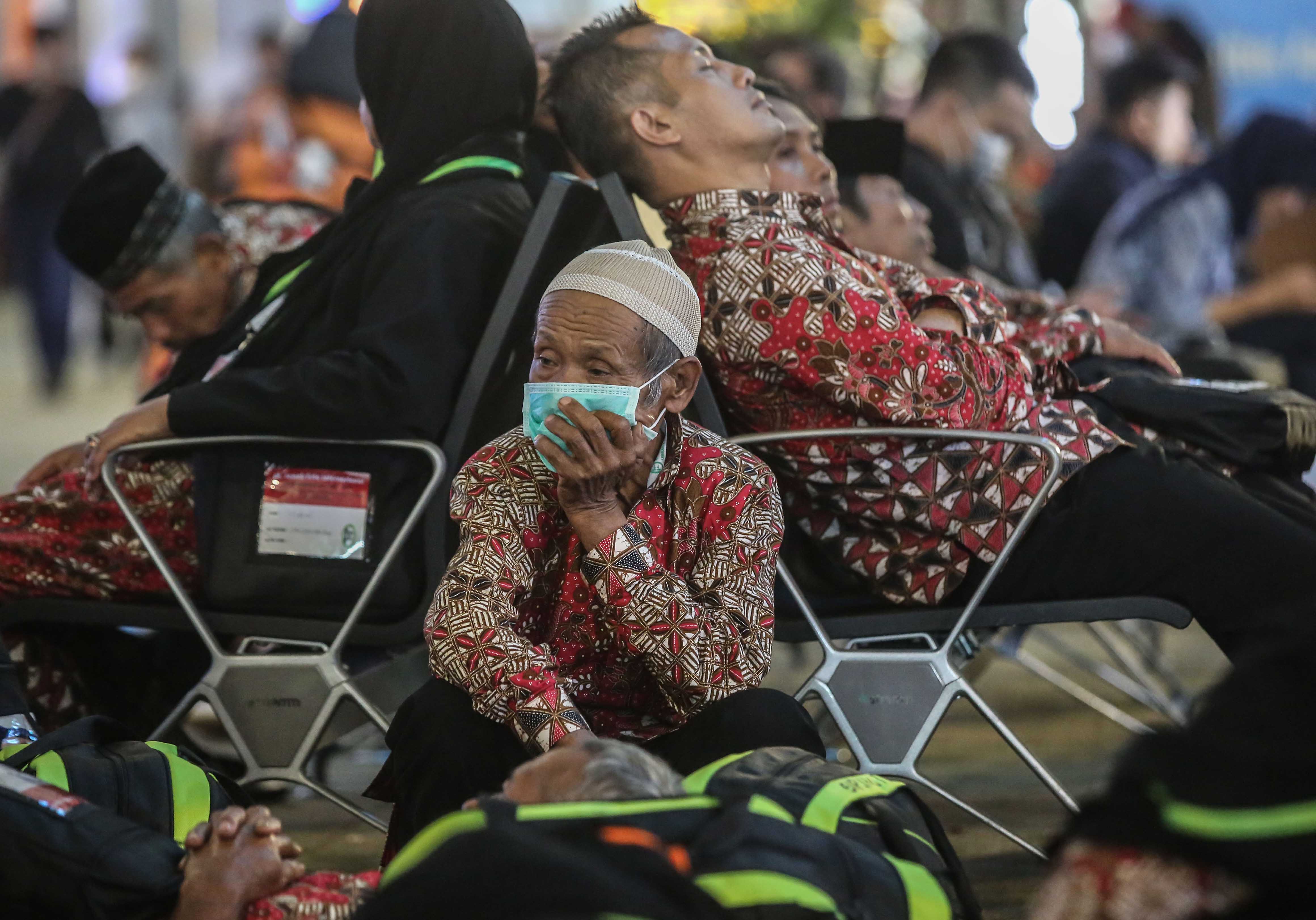 Calon jemaah umrah asal Semarang menunggu kepastian di Terminal 3 Bandara SoekarnoHatta, Tangerang, Banten, kemarin. 