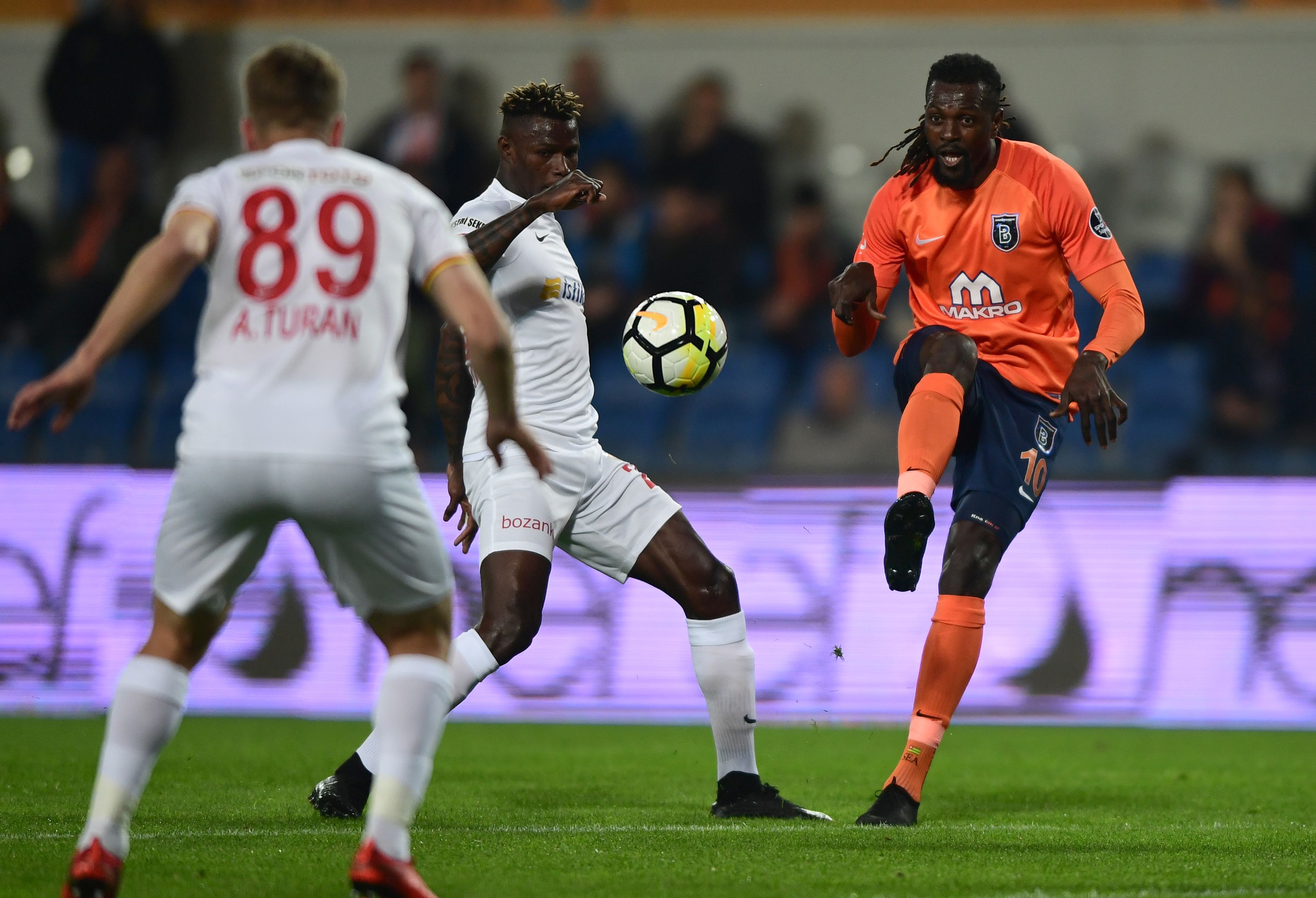 Emmanuel Adebayor (kanan)