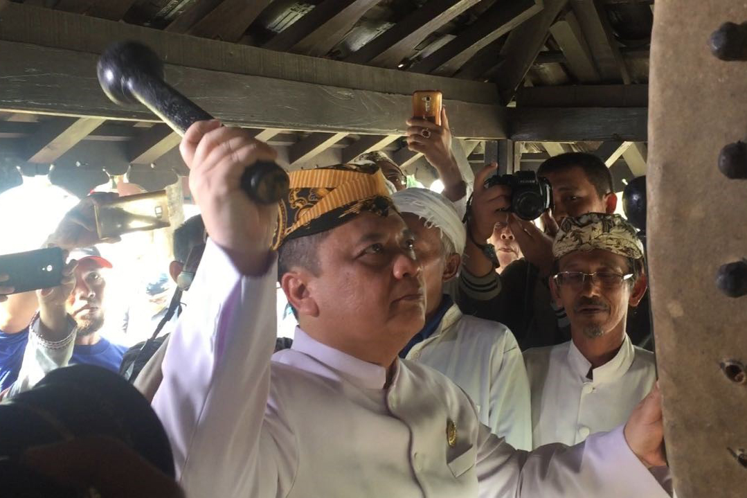 Sultan Sepuh XIV PRA Arief Natadiningrat memukul bedug yang sudah berusia ratusan tahun di Langgar Agung, Keraton Kasepuhan, Rabu (16/5).