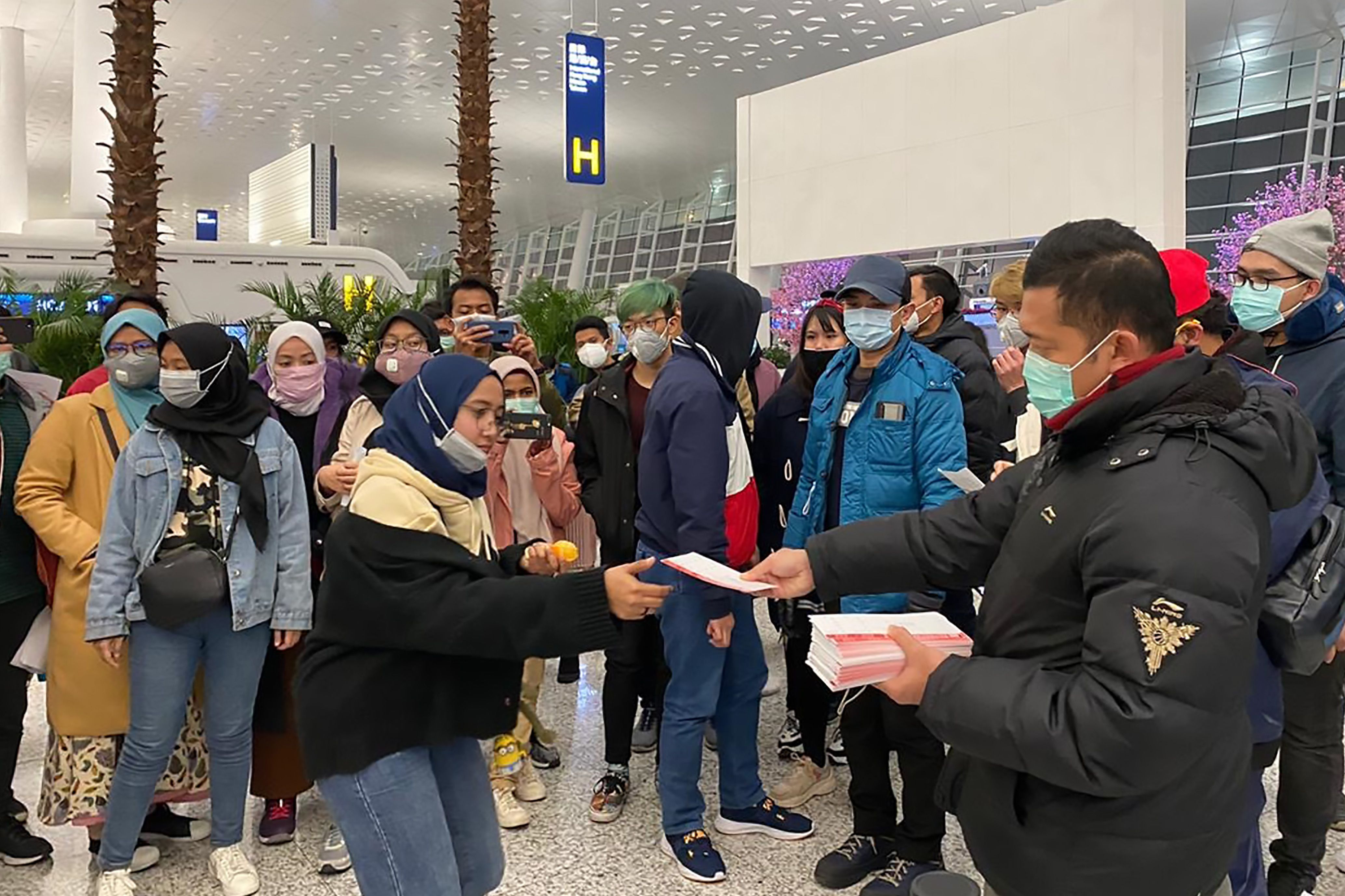 Warga negara Indonesia yang siap pulang ke Indonesia di Bandara Tianhe, Wuhan, Hubei, Sabtu (1/2).  