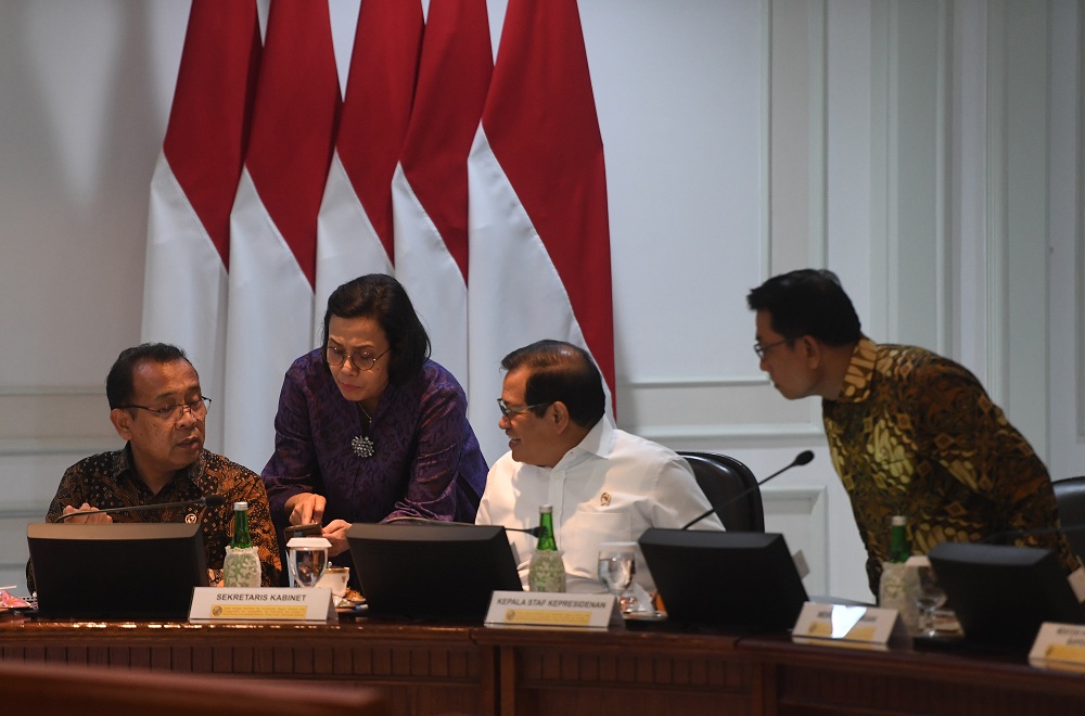 Sejumlah menteri berdiskusi saat rapat terbatas (ratas) penyusunan Omnibus Law Cipta Lapangan Kerja di Kantor Presiden, Jakarta, Rabu (15/1)