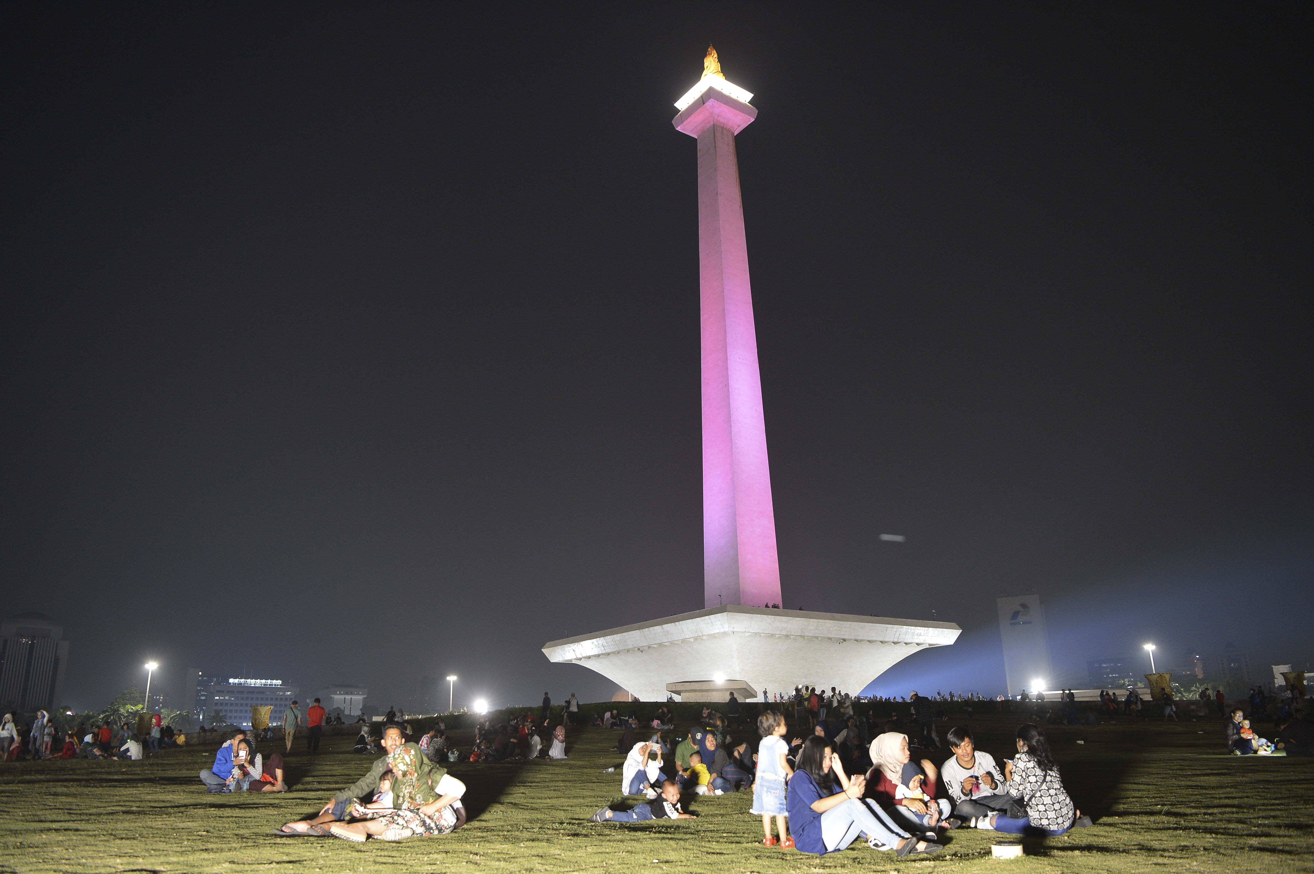 Suasana Monumen Nasional di Jakarta pada malam hari.