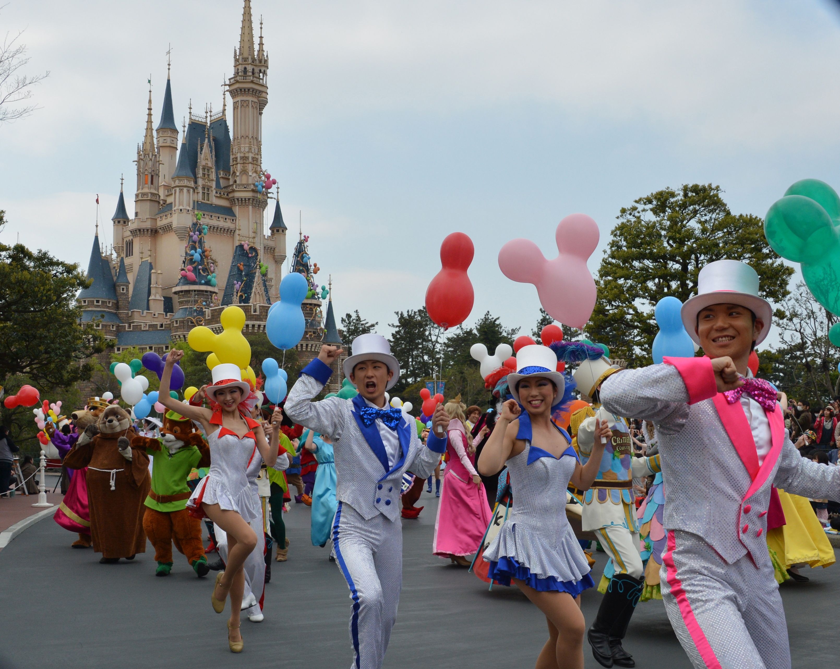Kemeriahan parade di Tokyo Disneyland sebelum virus korona mewabah di Jepang.