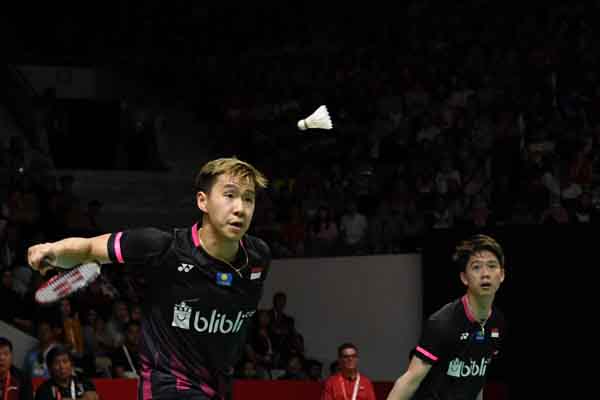 Pebulu tangkis ganda putra Indonesia Marcus Fernaldi Gideon (kiri) dan rekannya Kevin Sanjaya Sukamuljo mengembalikan kok ke arah lawannya.