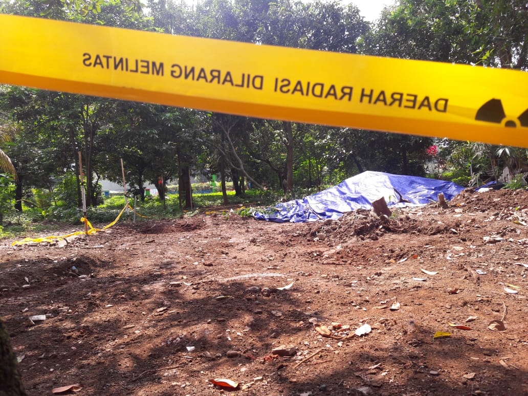 Daerah terkontaminasi radiasi nuklir di depan Komplek Perumahan Batan Indah, Serpong, Tangerang Selatan.