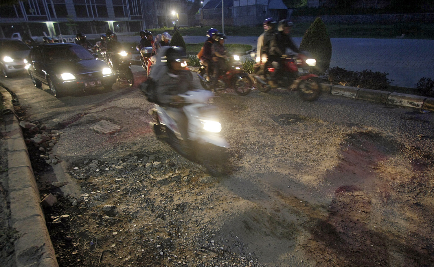 Banyak jalan yang rusak di Depok karena kualitasnya kurang baik