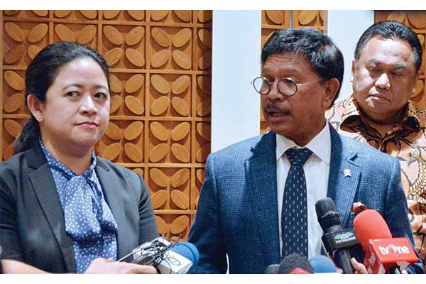 Menteri Kominfo Johnny G Plate (tengah) berbicara kepada jurnalis disaksikan Ketua DPR Puan Maharani dan Wakil Ketua DPR Rachmat Gobel