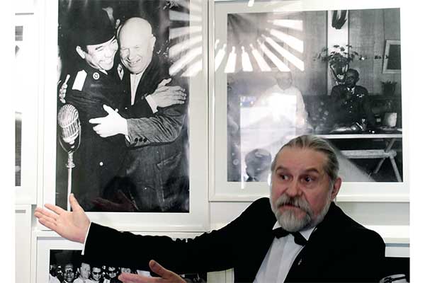 Pelukis dan juga kurator Vladimir Anisimov