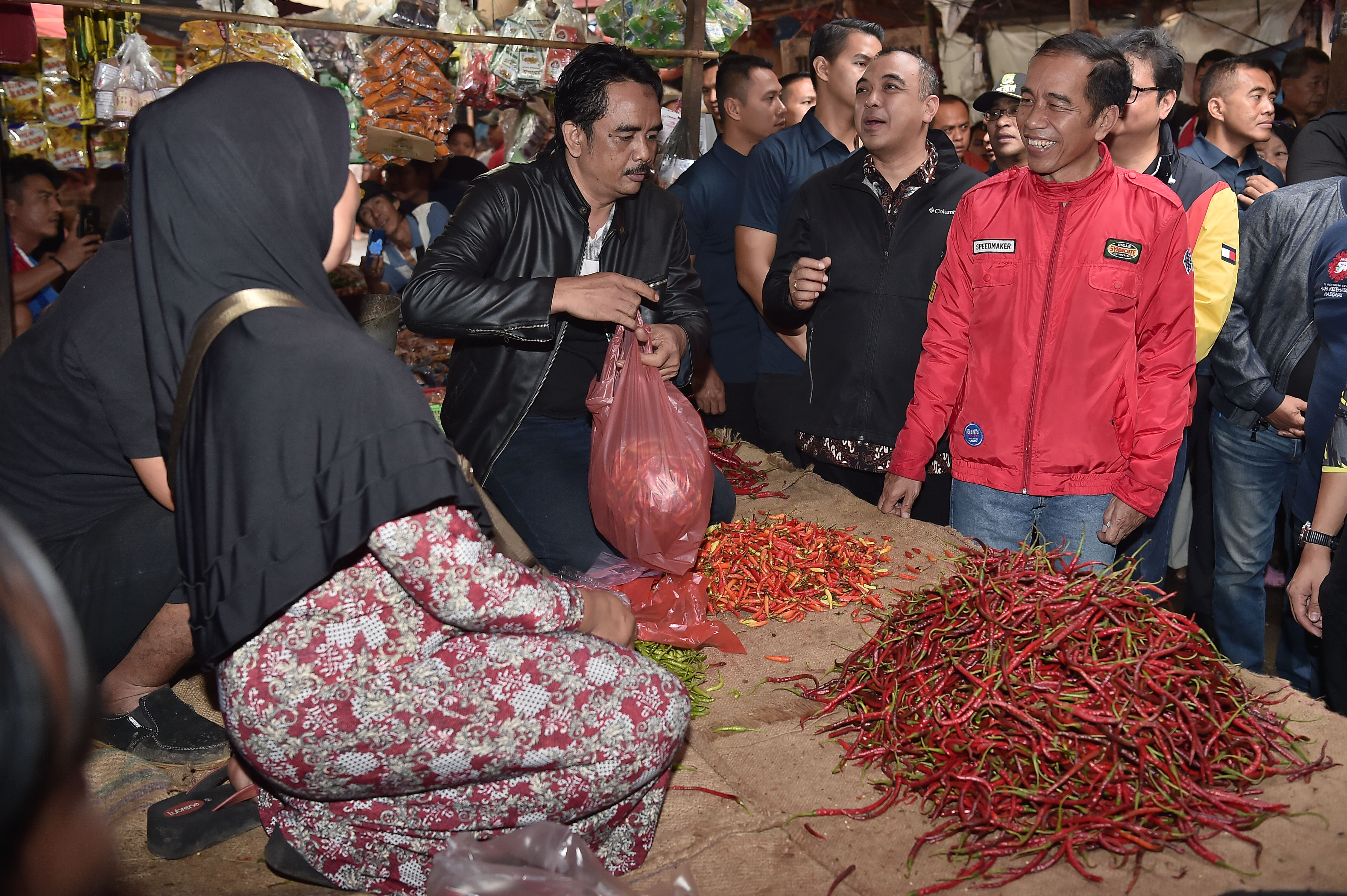 Ilustrasi--Presiden Joko Widodo (kanan) membeli cabai saat melakukan blusukan di Pasar Anyar, Tangerang, Banten.