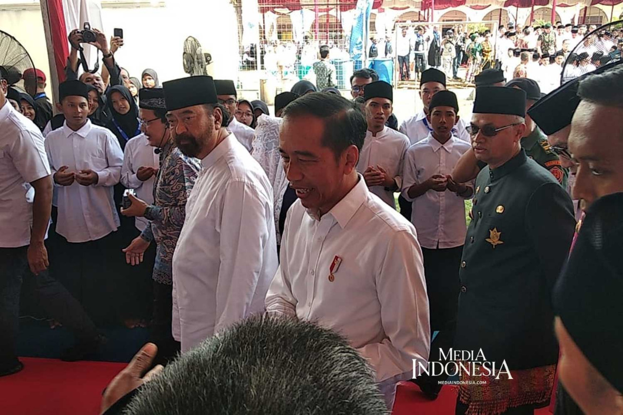 Presiden Joko Widodo didampingi Pembina Yayasan Sukma Bangsa Surya Paloh menghadiri acara Kenduri Kebangsaan di Bireuen, Sabtu (22/2/2020)