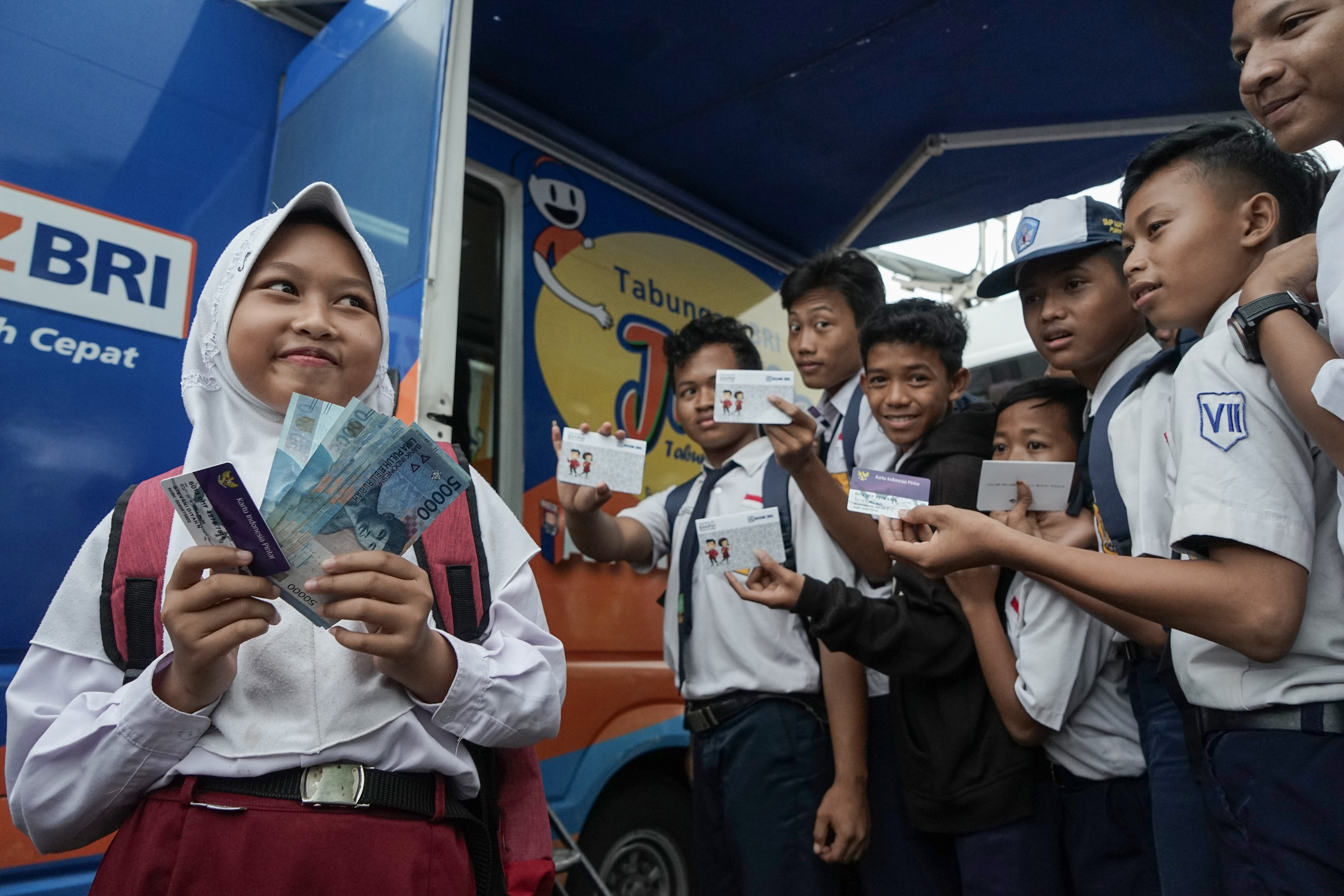 Ilustrasi--Sejumlah siswa sekolah melakukan pencairan dana Kartu Indonesia Pintar.