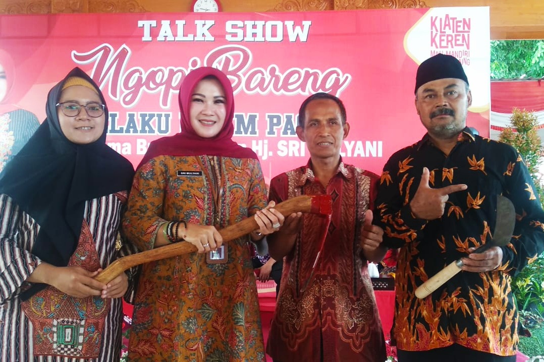 Bupati Klaten Sri Mulyani (kedua kiri) menerima pacul buatan perajin