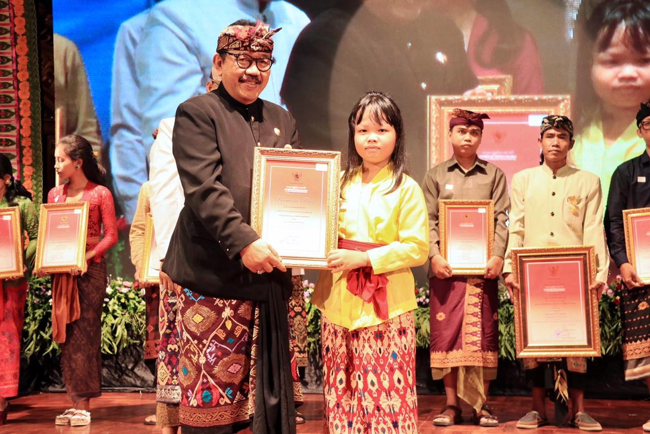  Wakil Gubernur Bali Cok Ace menutup secara resmi Bulan Bahasa Bali di Denpasar, Kamis (27/2). 