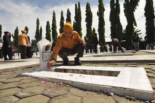 Seorang Veteran memperhatikan salah satu nisan saat melakukan ziarah dan tabur bunga di Taman Makam Pahlawan (TMP) Nasional Tatura, Palu.