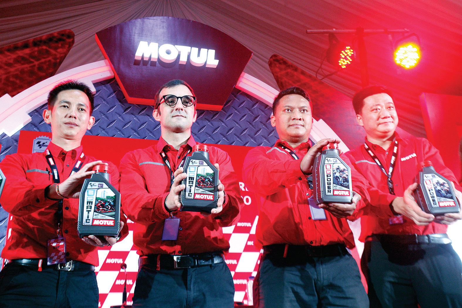 produk pelumas Motul berlisensi MotoGP saat peluncurannya di Sirkuit Mini Sentul, Bogor, Kamis (6/2).