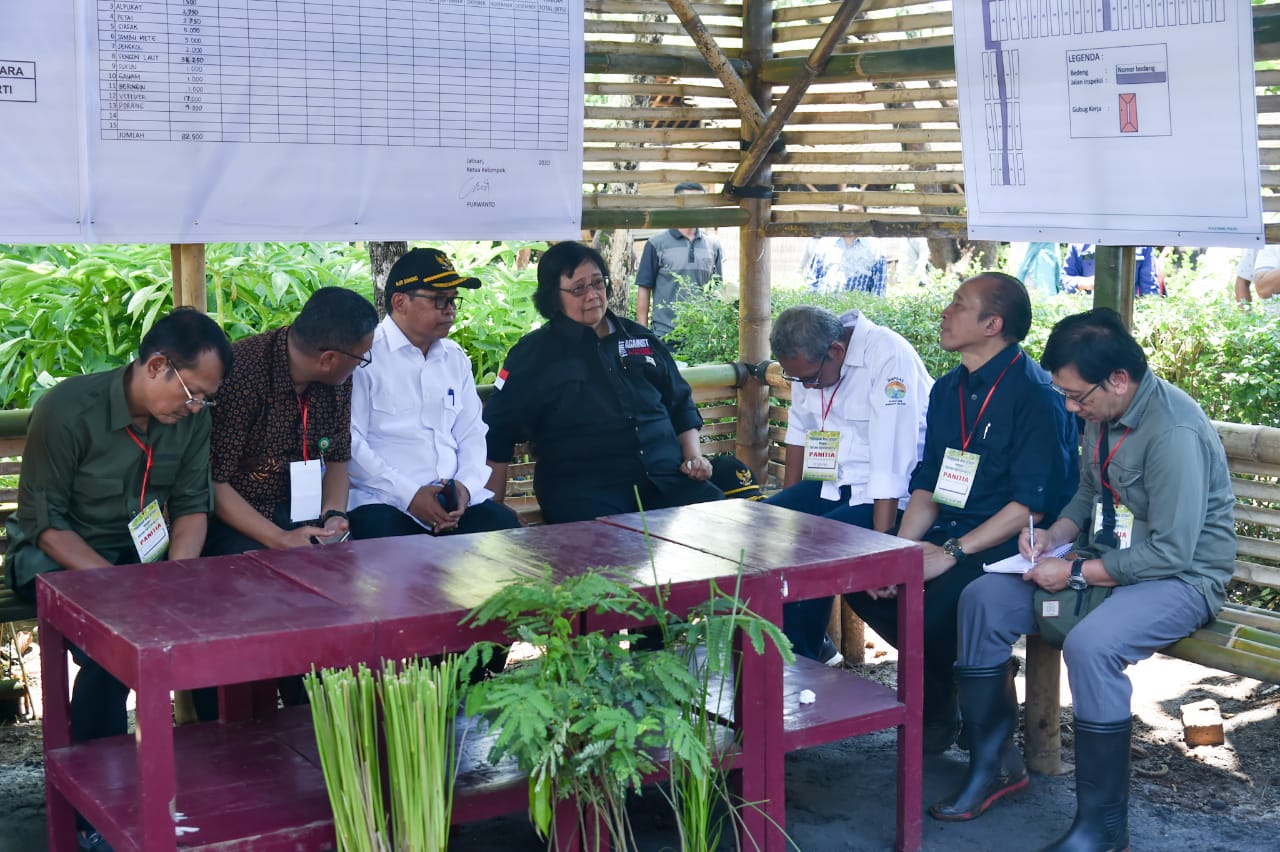 Menteri LHK Siti Nurbaya membahas masalah rehabilitasi hutan dan lahan bersama jajarannya. 