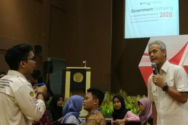 Gubernur Jawa Tengah  Ganjar Pranowo (kanan)