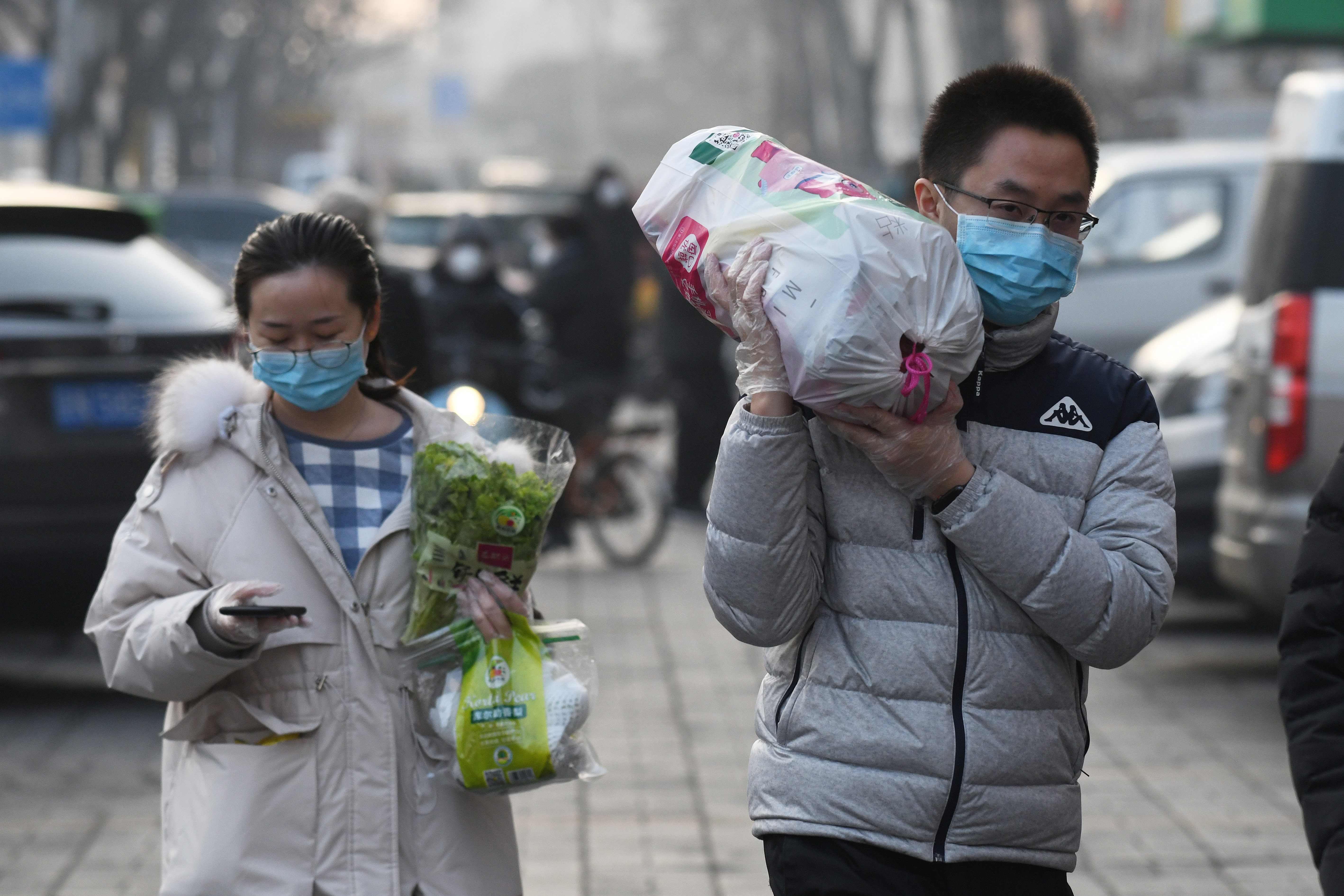 Sejumlah warga melakukan aktivitas di Beijing, Tiongkok