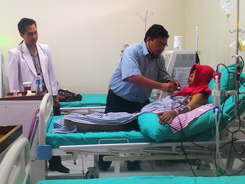 Dokter di Rumah Sakit Bhayangkara Setukpa Lemdikpol Sukabumi, Jawa Barat, sedang melayani pasien yang melakukan cuci darah.